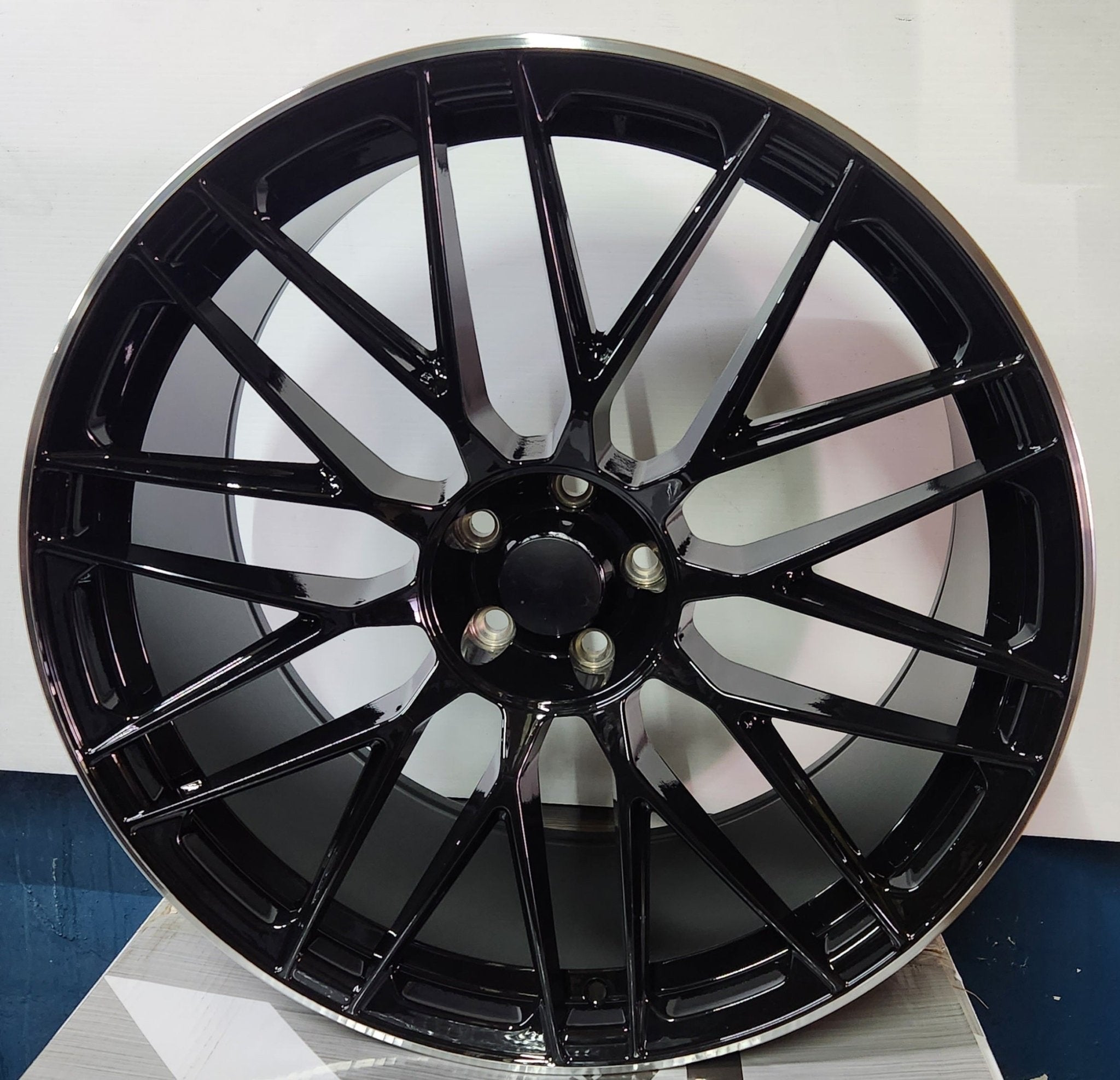 OE-1118 22X10.5 5X112 PIANO BLACK MACHIND LIPS