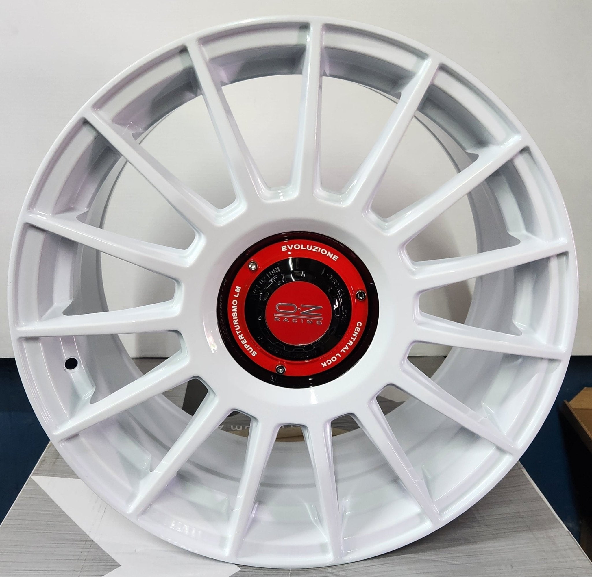 YX118 SUPERTORISMO-EVO REP 18X8 5X108 5X112 5X114.3 WHITE WITH BLACK CENTER CAP