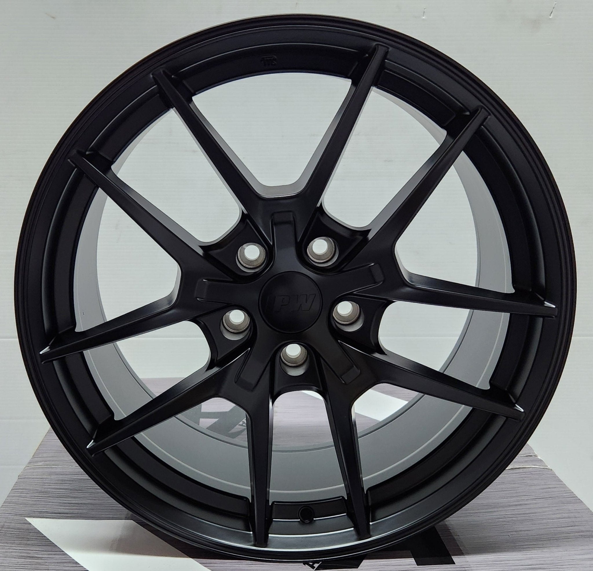 W301 XY31 FLOW FORGED 18x8.5 5x114.3 MATTE BLACK