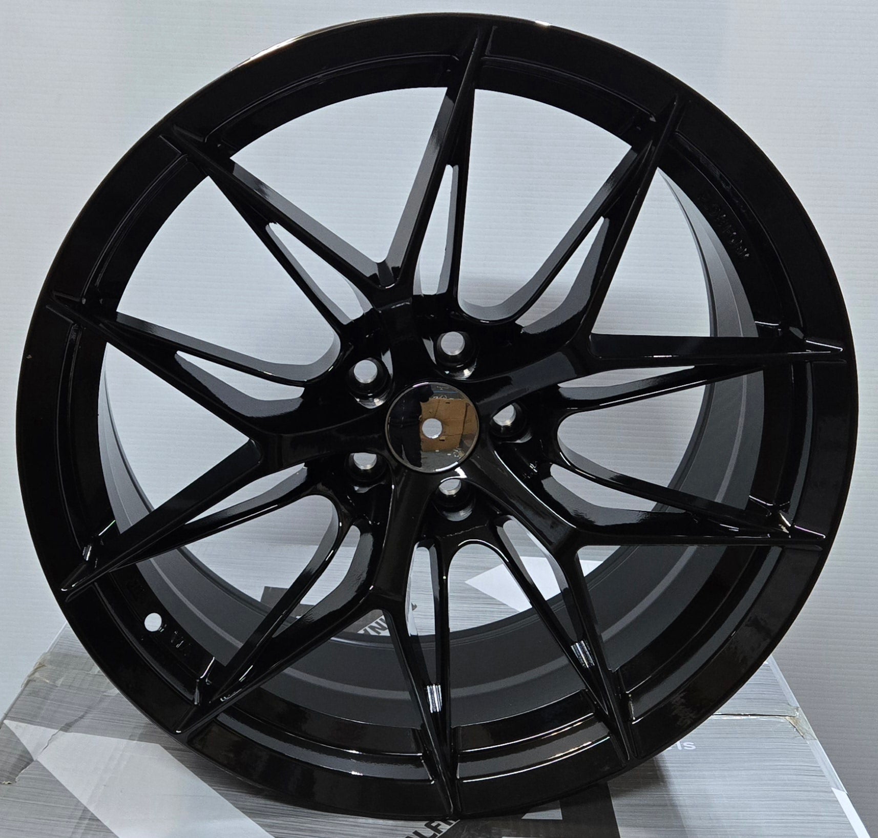 DX249 18x8.5 5x100 GLOSS BLACK