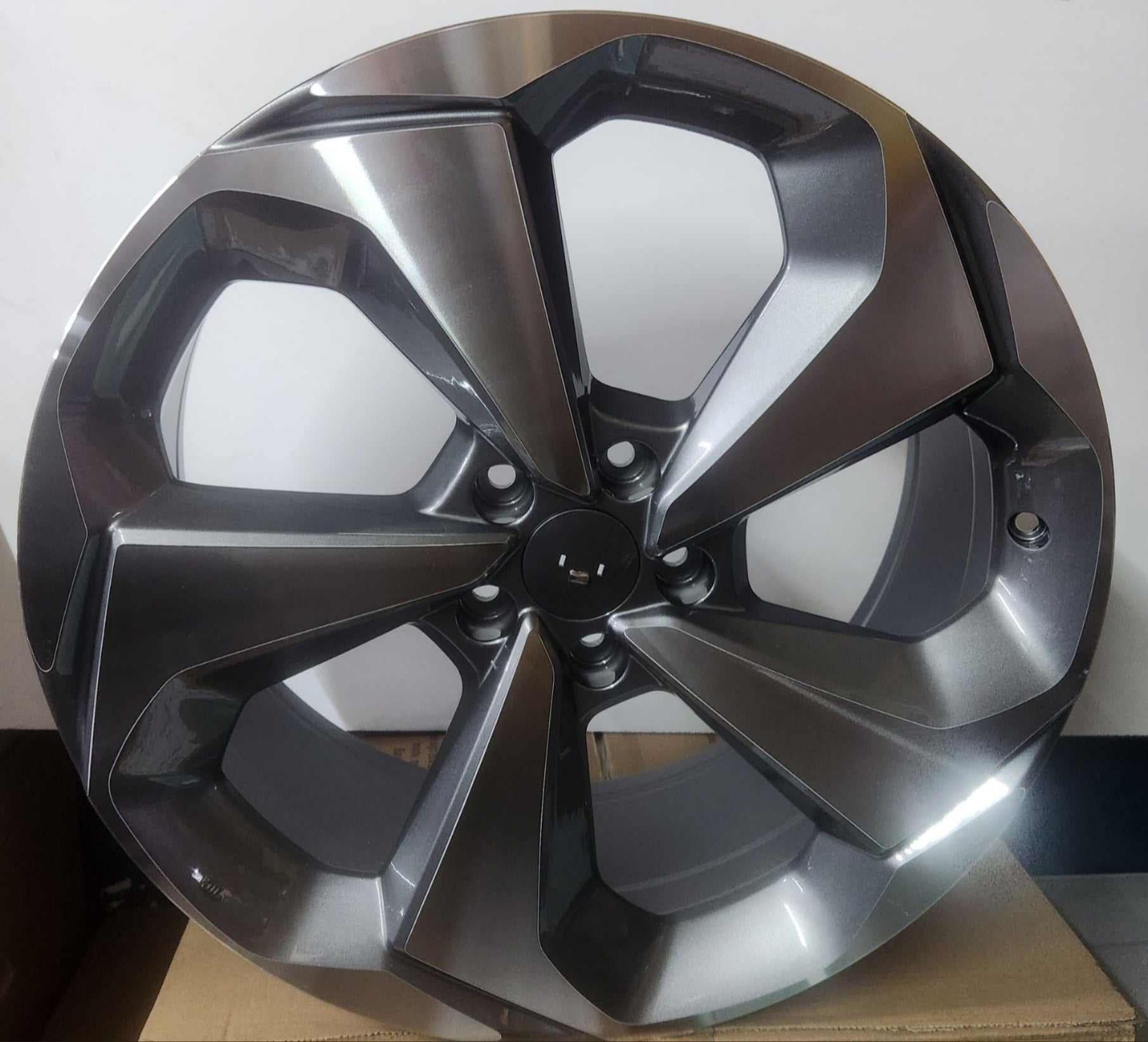 W320 19X8.5 5X114.3 GUNMETAL MACHINED FACE