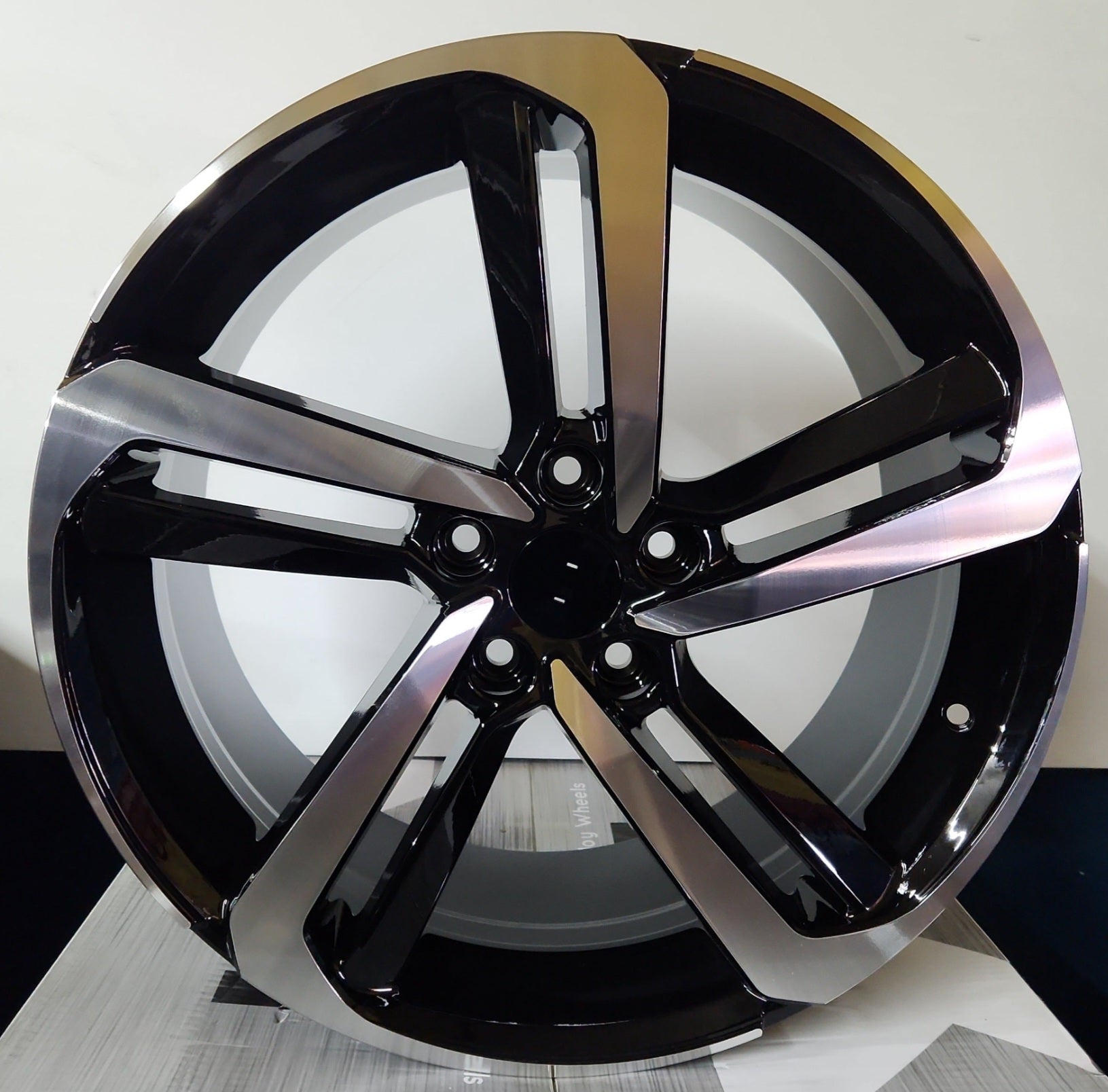 OE04 S 19x8.5 5x114.3 GLOSS BLACK MACHINE FACE
