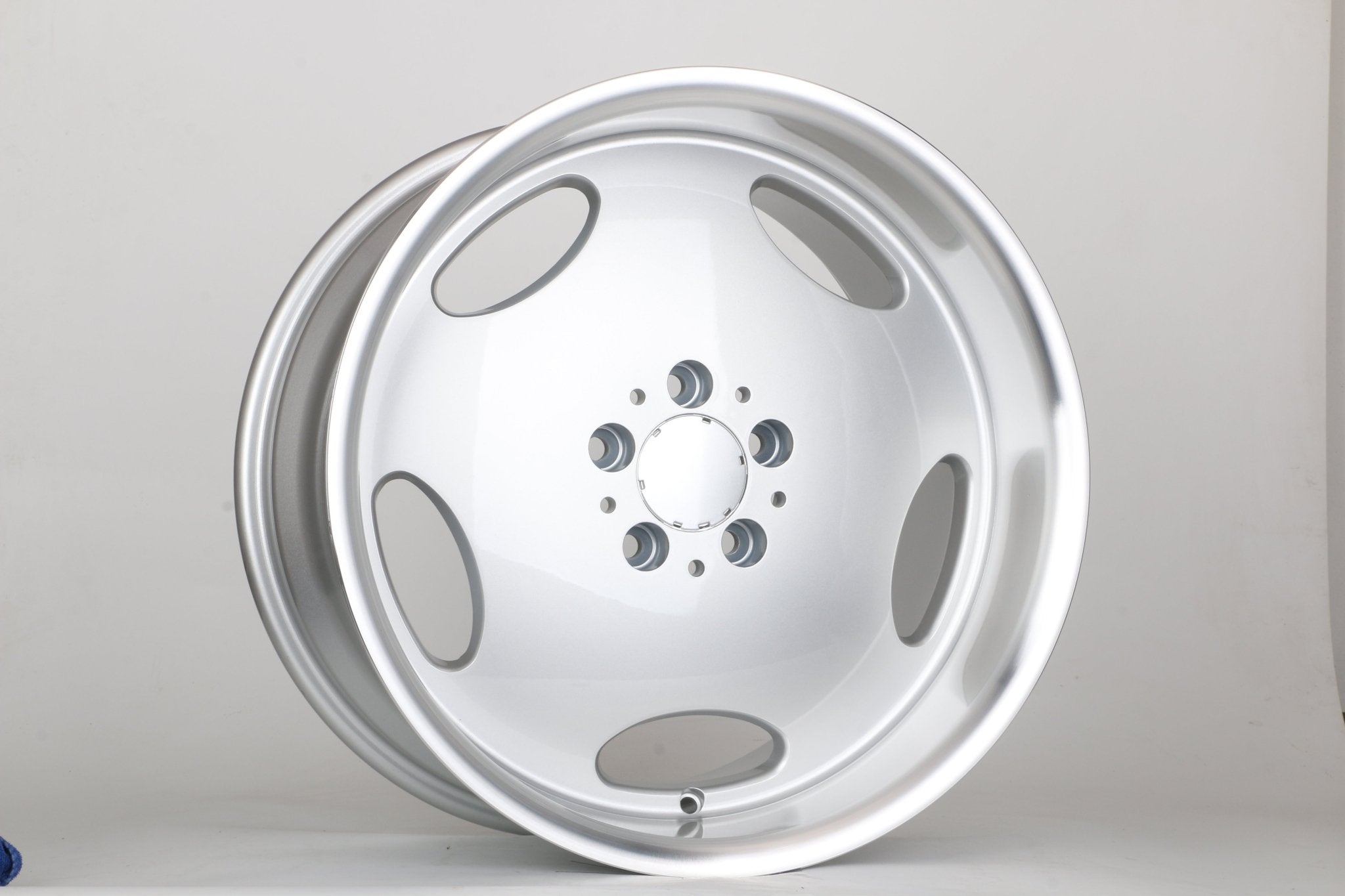 W823 iV-1406 Silver Machined Lip 18x9 ET35 5x112 CB66.56