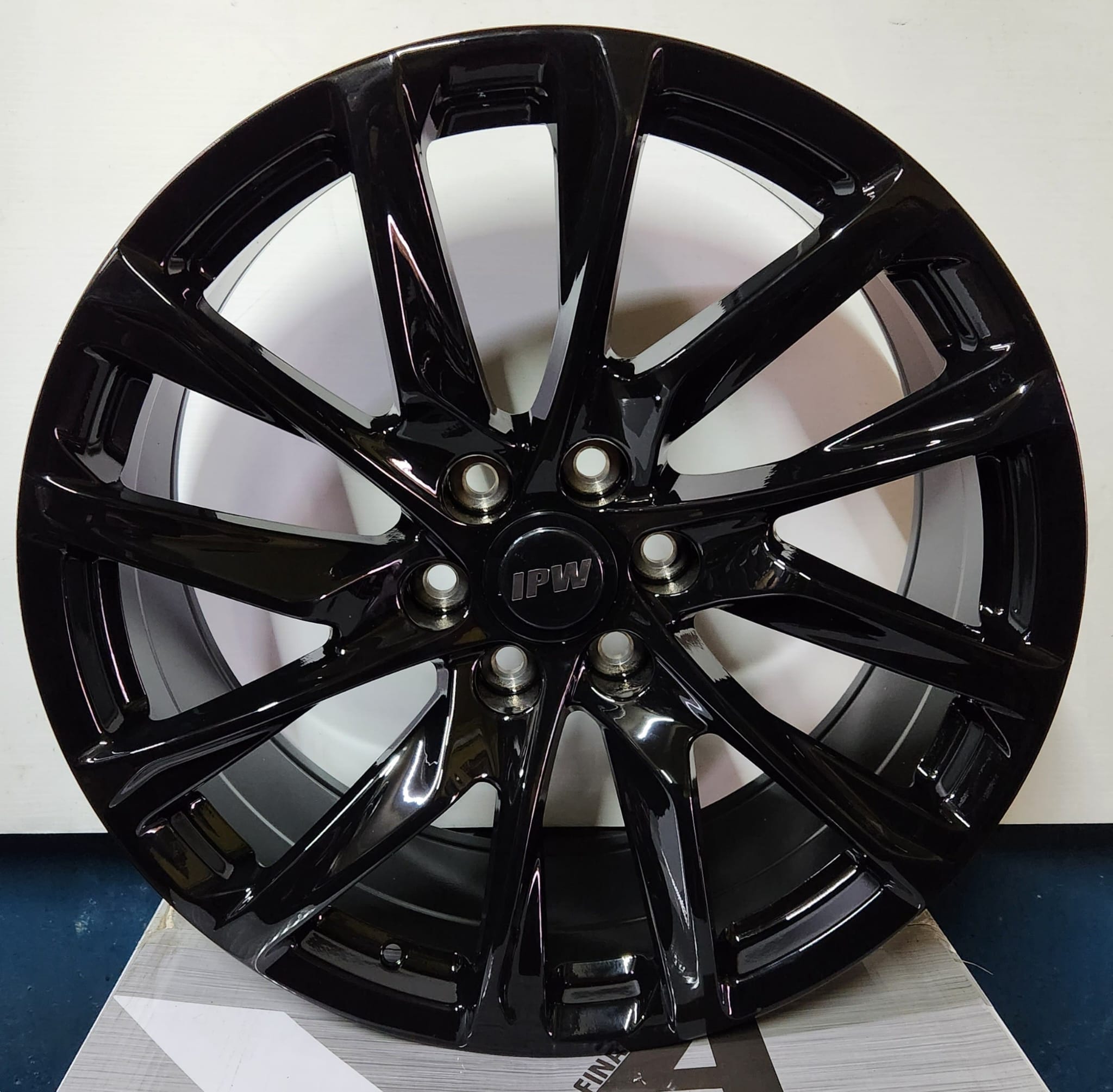 W578 22X9.0 6X139.7 GLOSS BLACK