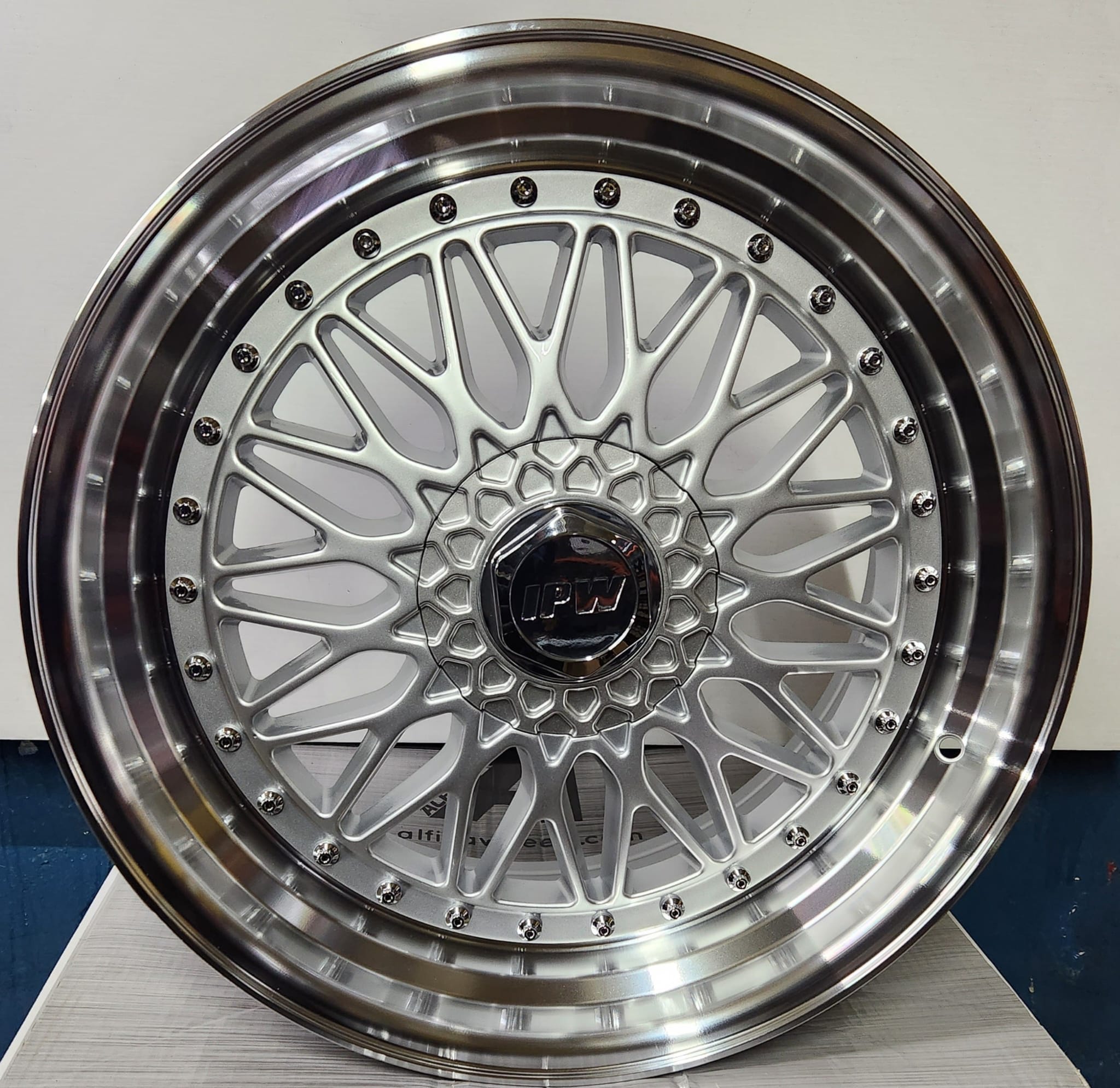 W881 17x8.5 5x100 / 5x112 / 5x114.3 SILVER MACHINE