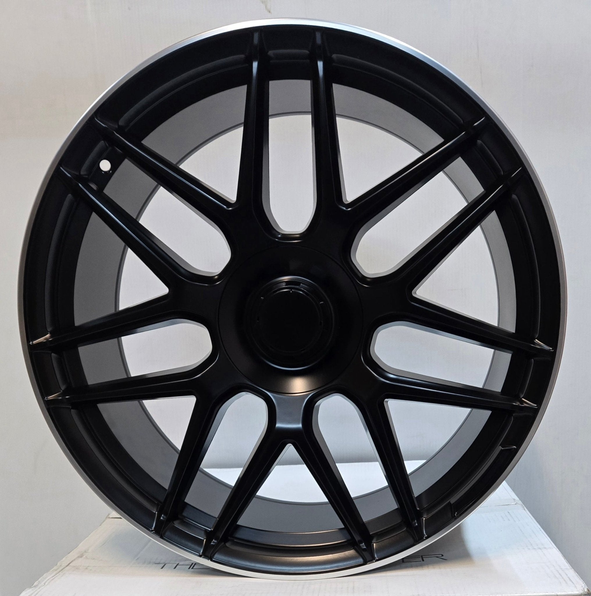 OE-7040 22X10. 5X130 PIANO BLACK MACHINED VLINE