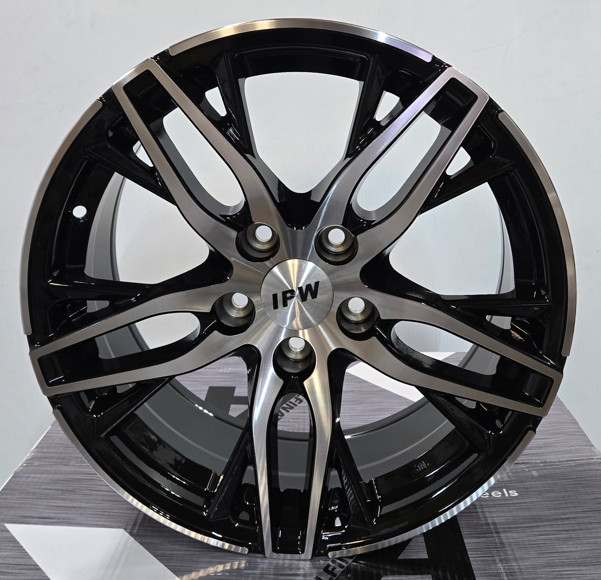 H944D STAR SHAPE 17x7.5 5x114.3 GLOSS BLACK MACHINE FACE