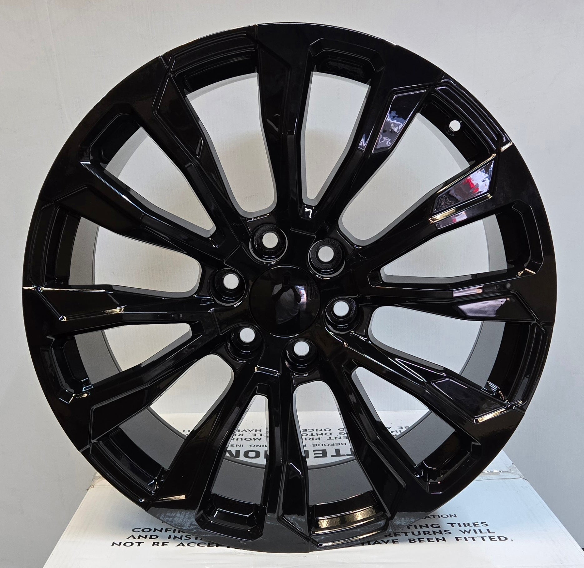 H678 6 V-SPOKE 22x9.0 6x139.7 GLOSS BLACK