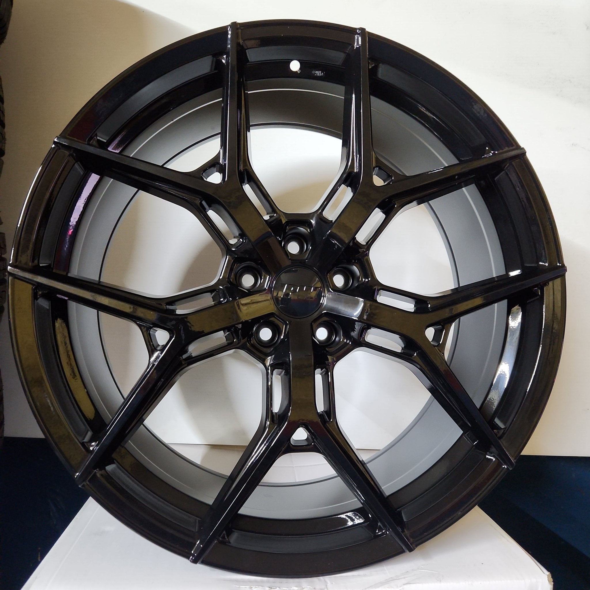 W1500 1696 22X9.5 5X120 GLOSS BLACK