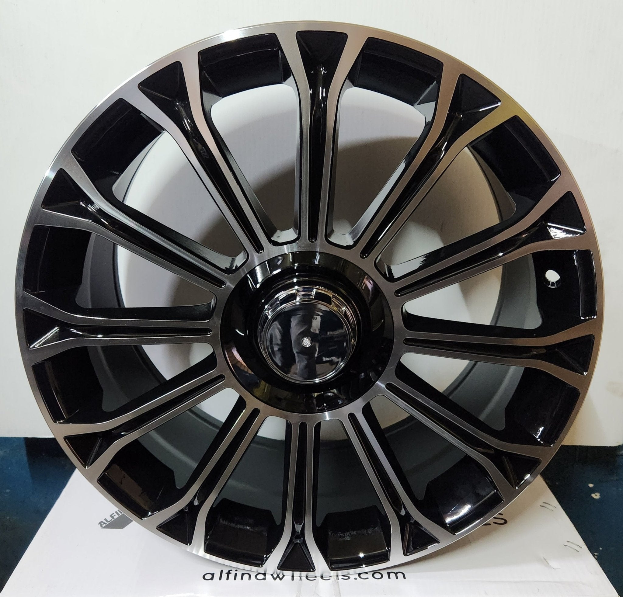 OE- FBX003 -8 FLOW FORGET WHEELS 18X8 5x112 BLACK MACHINE FACE