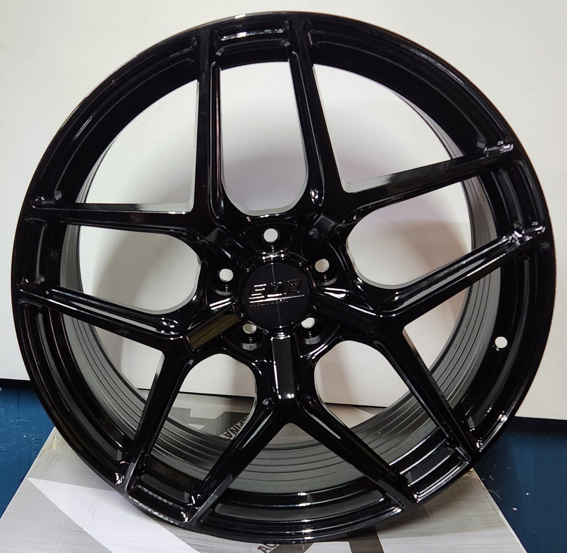STR 908 20X8.5 5X114.3 GLOSS BLACK