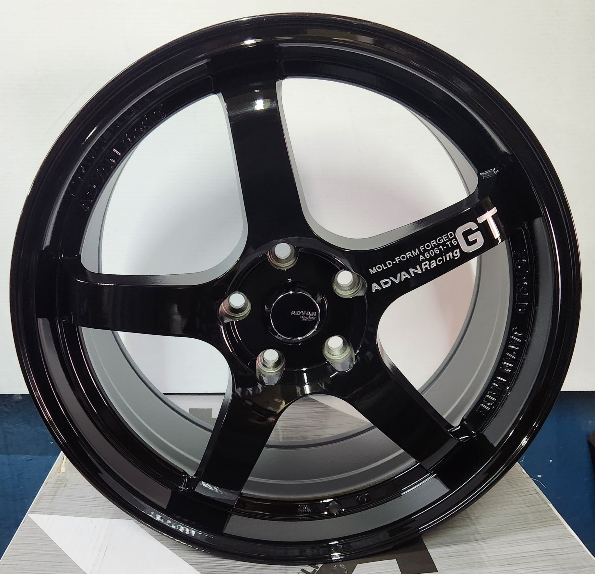 ZS019 18X8.5 5X114.3 GLOSS BLACK