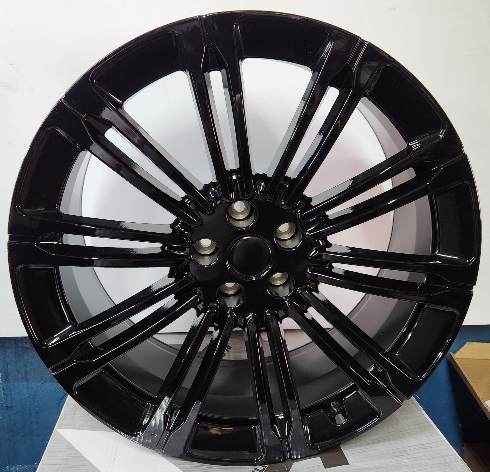 W792 22X9.5 5X120 GLOSS BLACK
