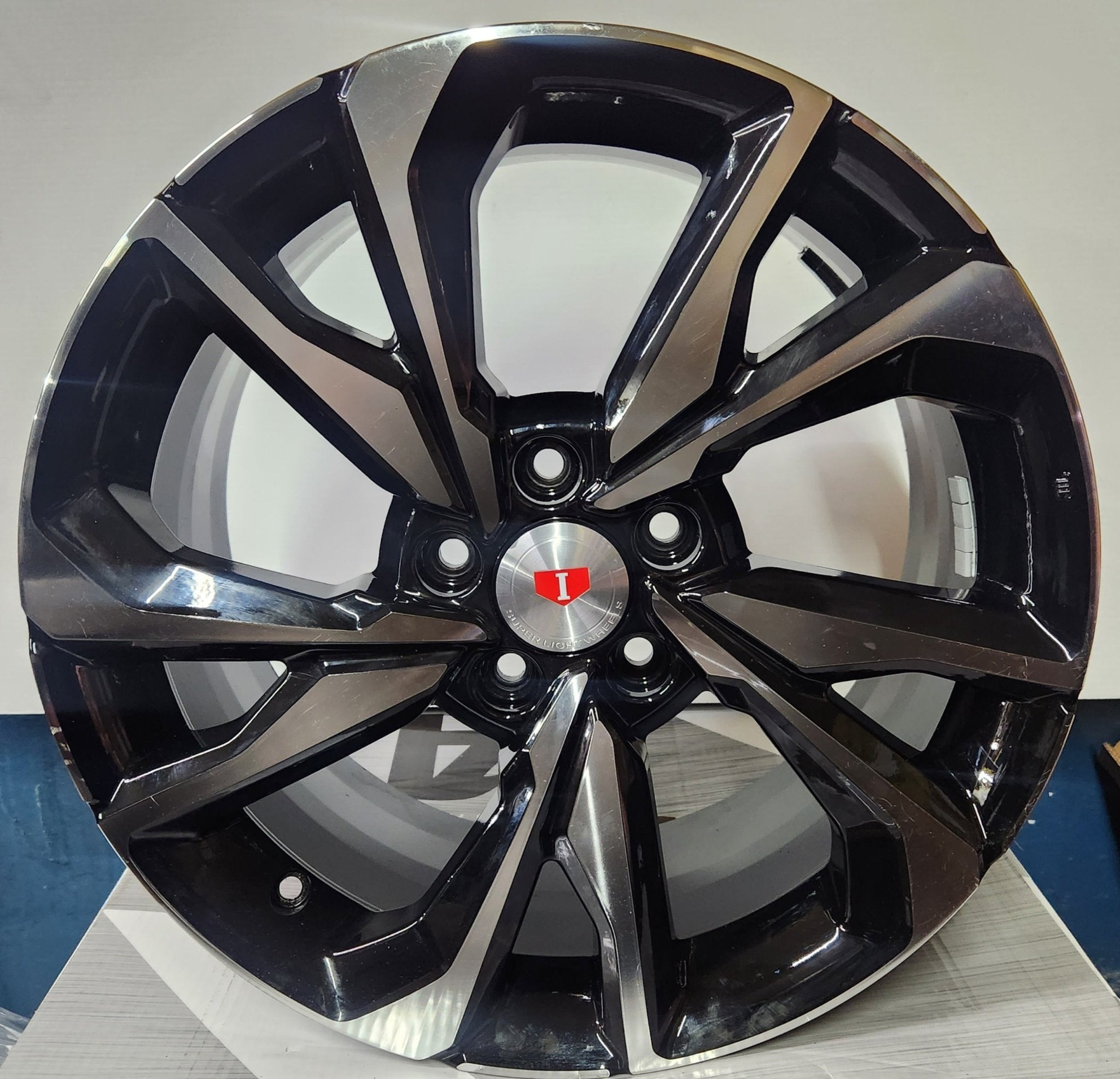 W322 18x8.0 5x114.3 BLACK MACHINED FACE