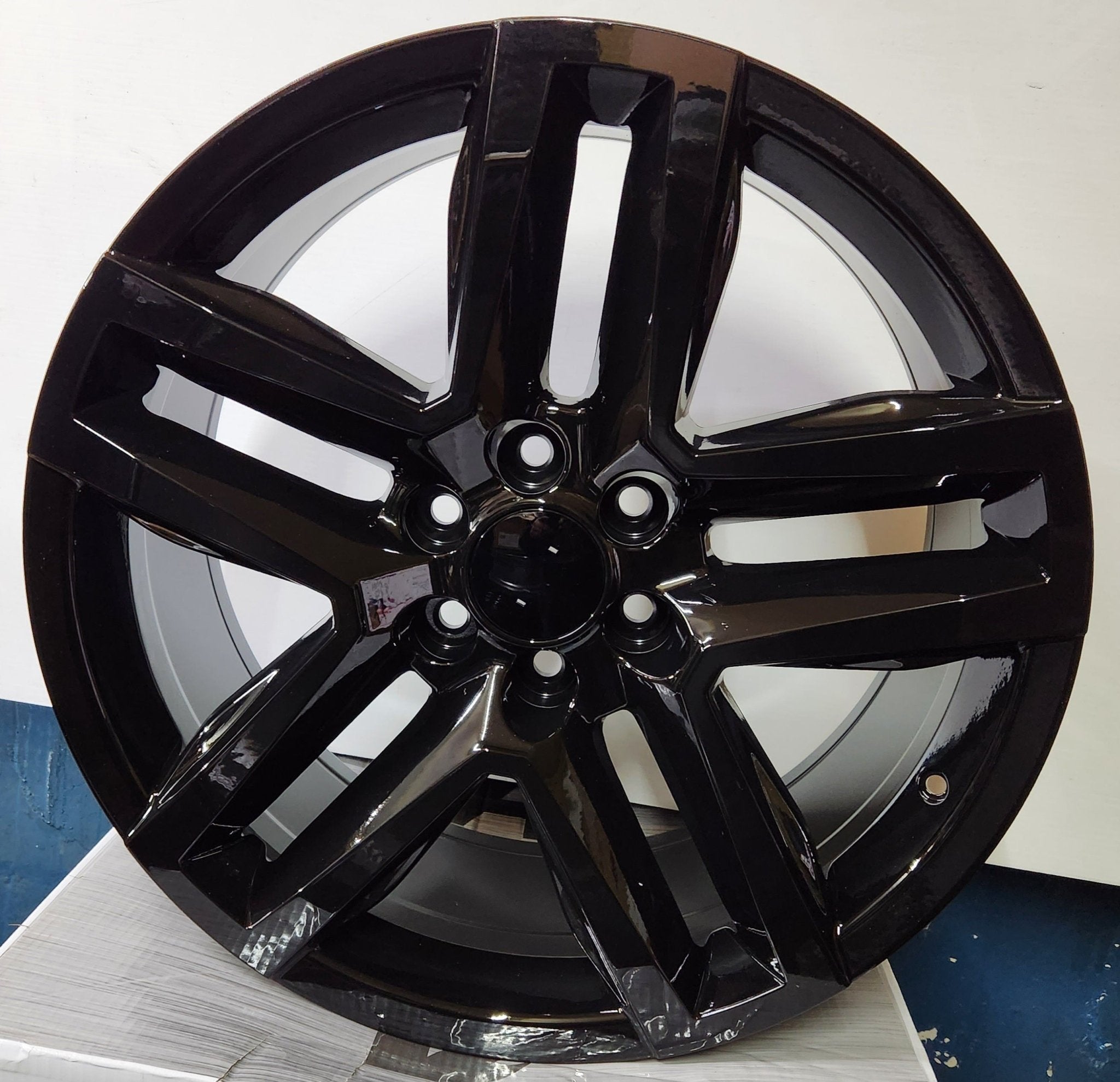 W575 1568 22X9.0 6X139.7 GLOSS BLACK