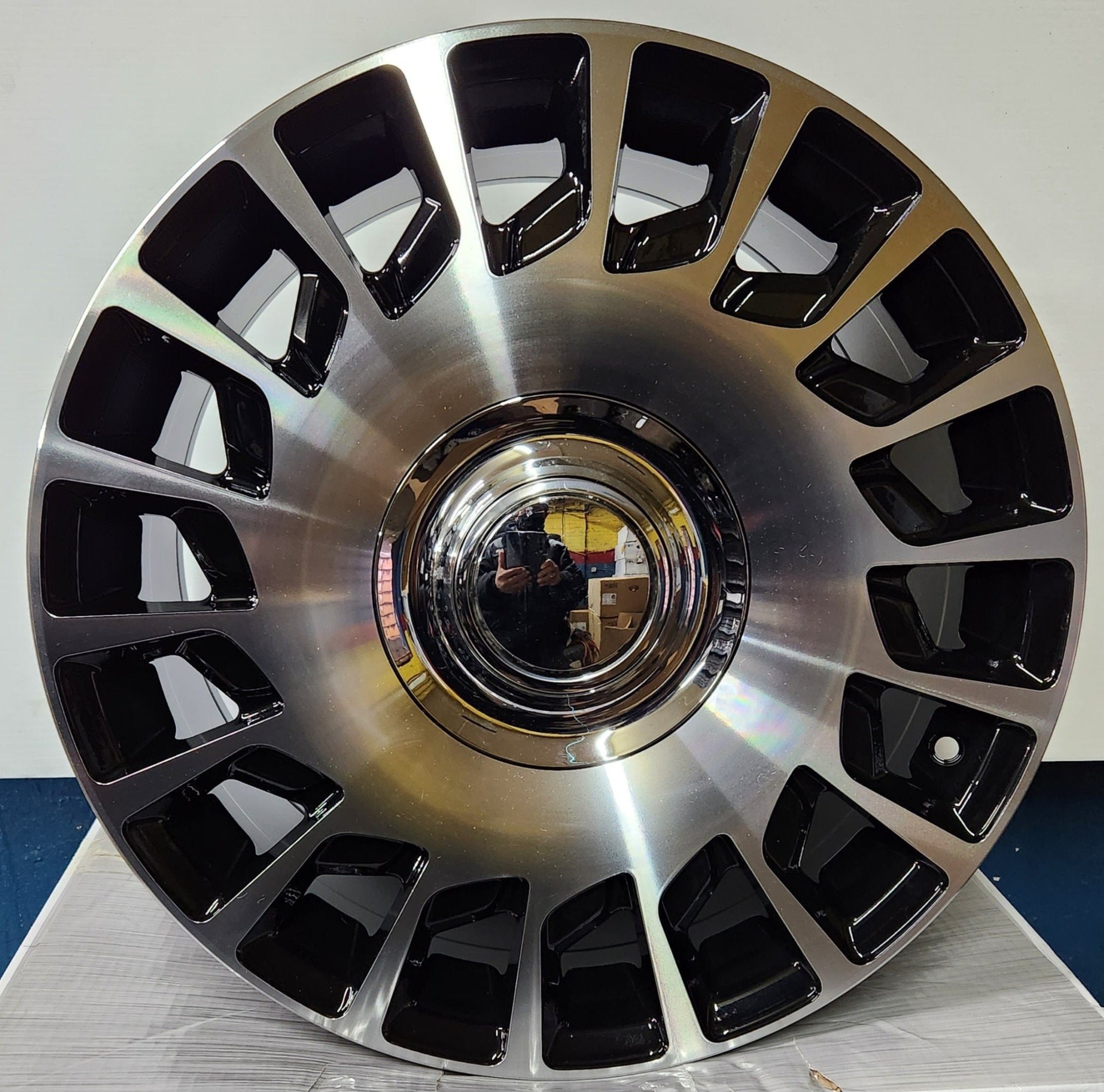 OE 181801 18X8.5 5X112 PIANO BLACK WITH FLOATING CAP