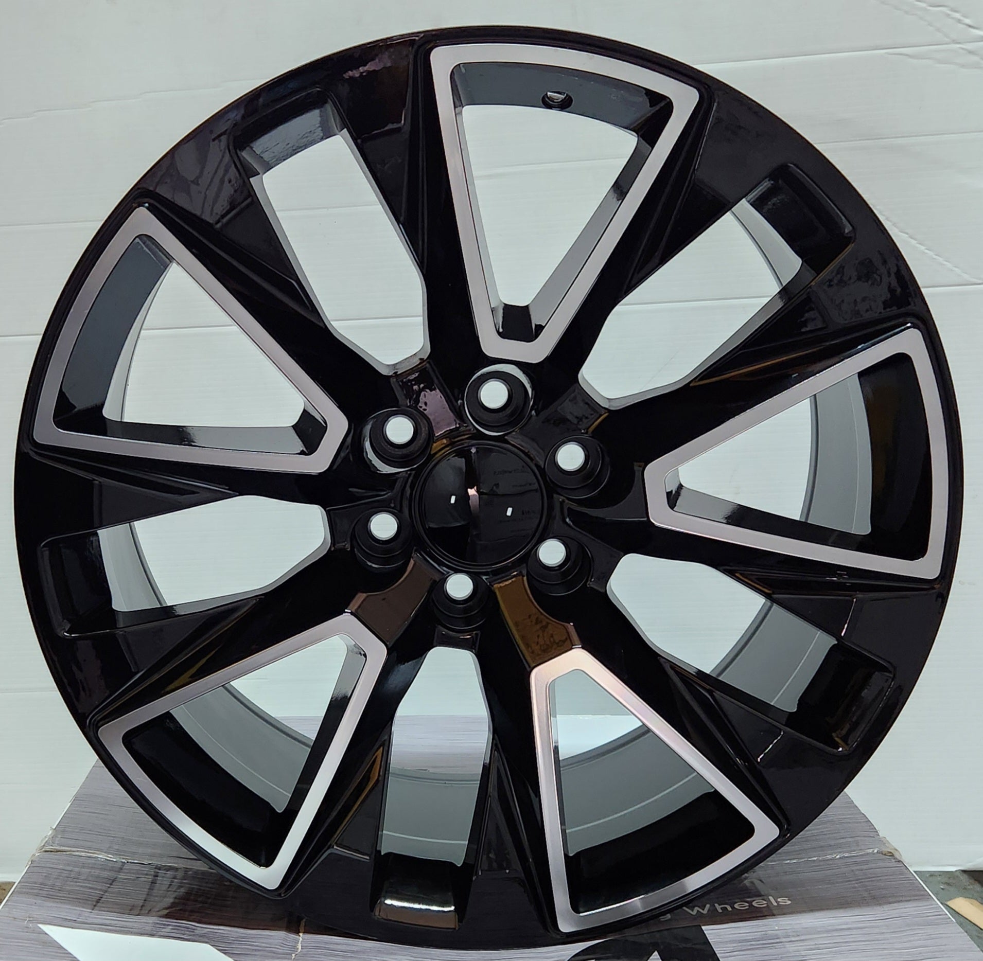 W572 / W261 22x9.0 6x139.7 BLACK MACHINED FACE