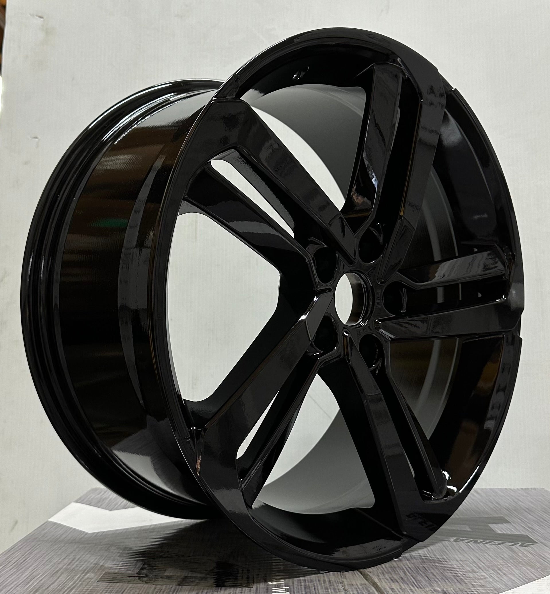 OE04 S 19x8.5 5x114.3 GLOSS BLACK +50mm 73,1mm