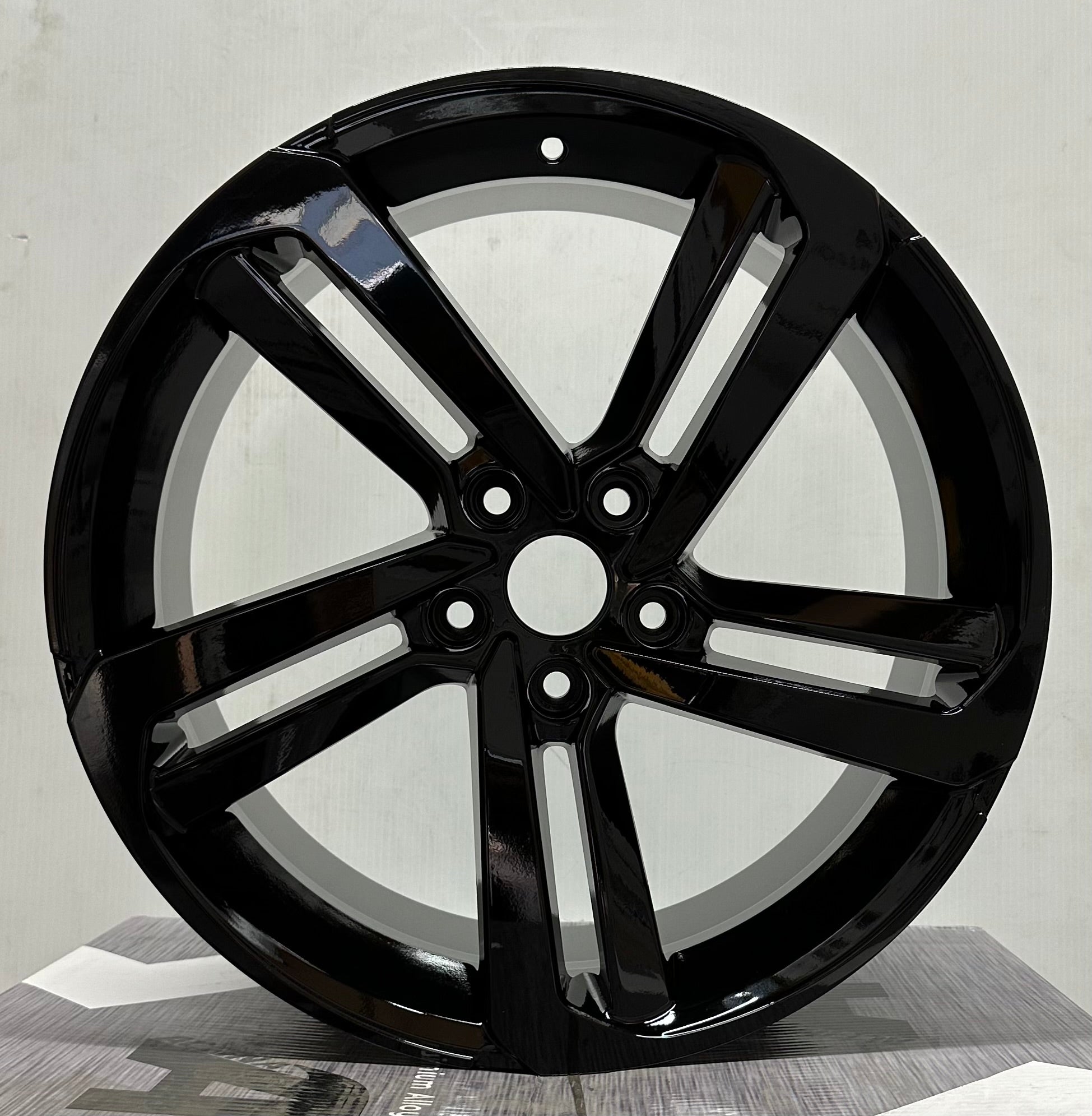 OE04 S 19x8.5 5x114.3 GLOSS BLACK +50mm 73,1mm