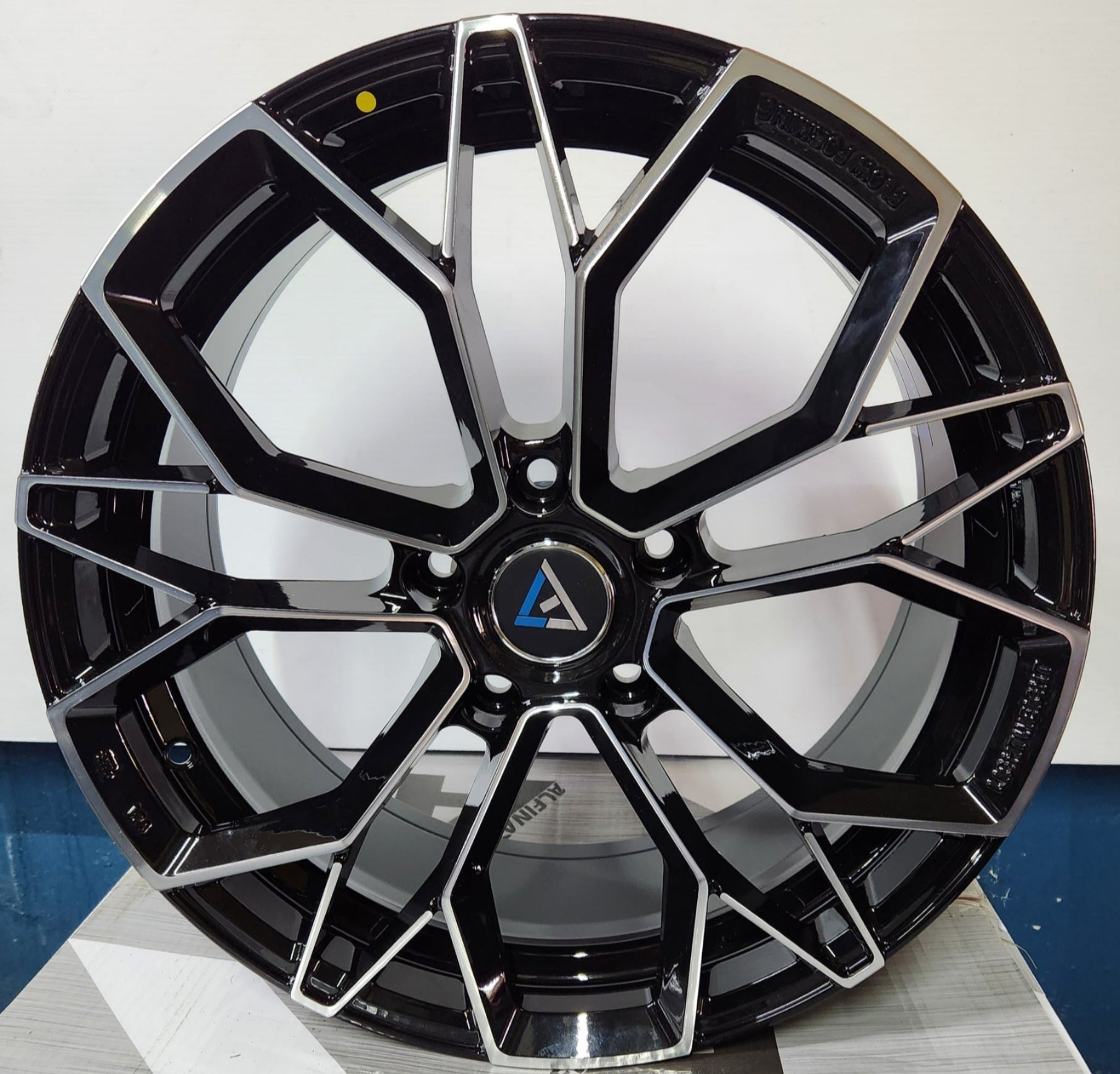WHEEL LEGEND VLF5 18X9 5X120 PIANO BLACK MACHINE FACE