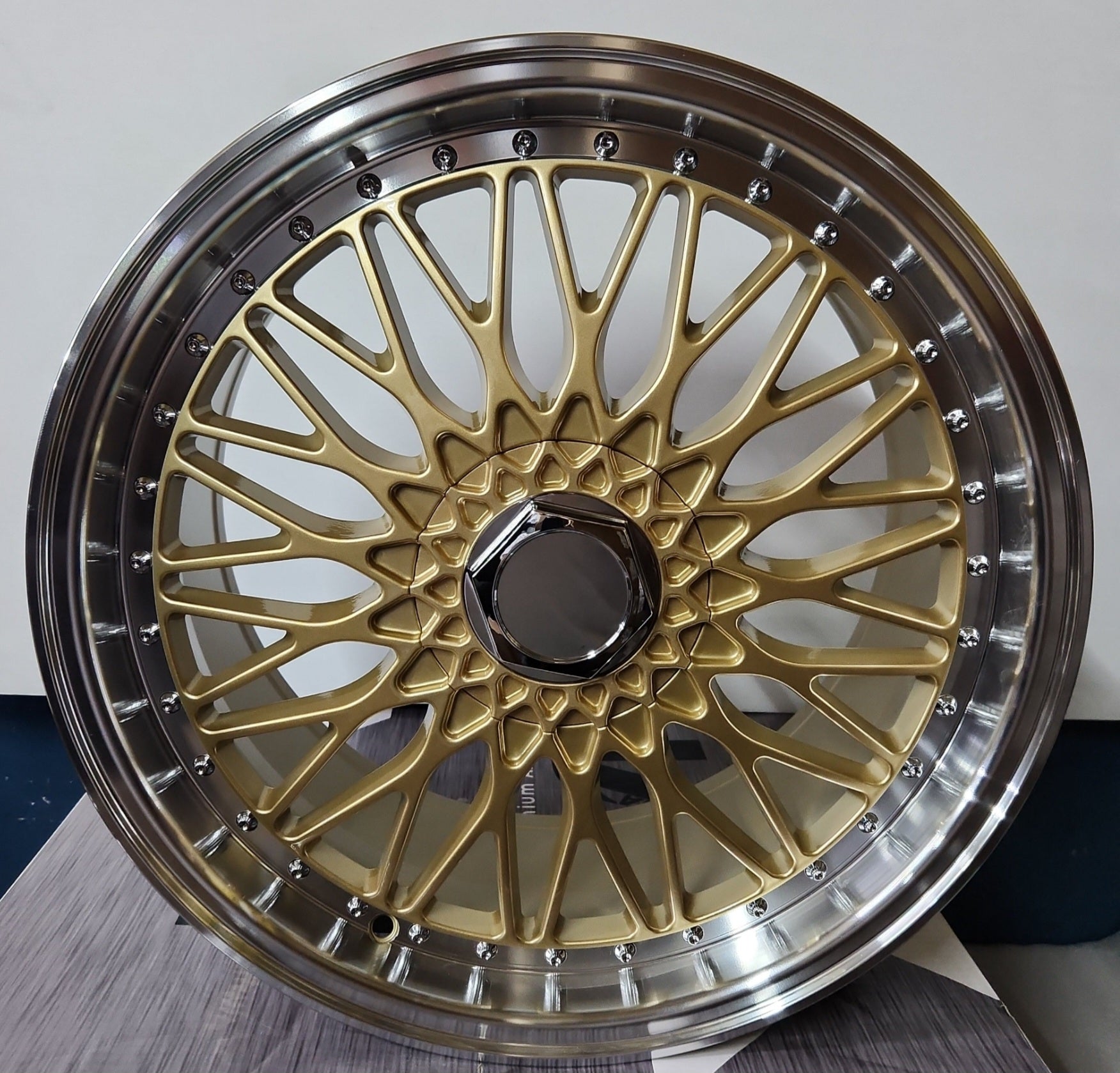 882 18X8.5  5X112- 5X120  GOLD ML