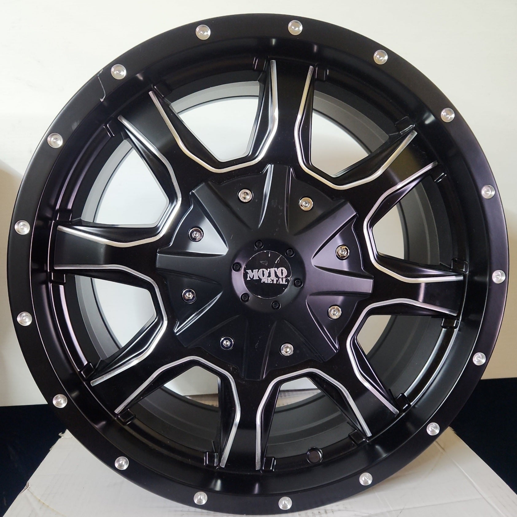 MOTO METAL MO97078016942 17X8 5X160 GLOSS BLACK MILL