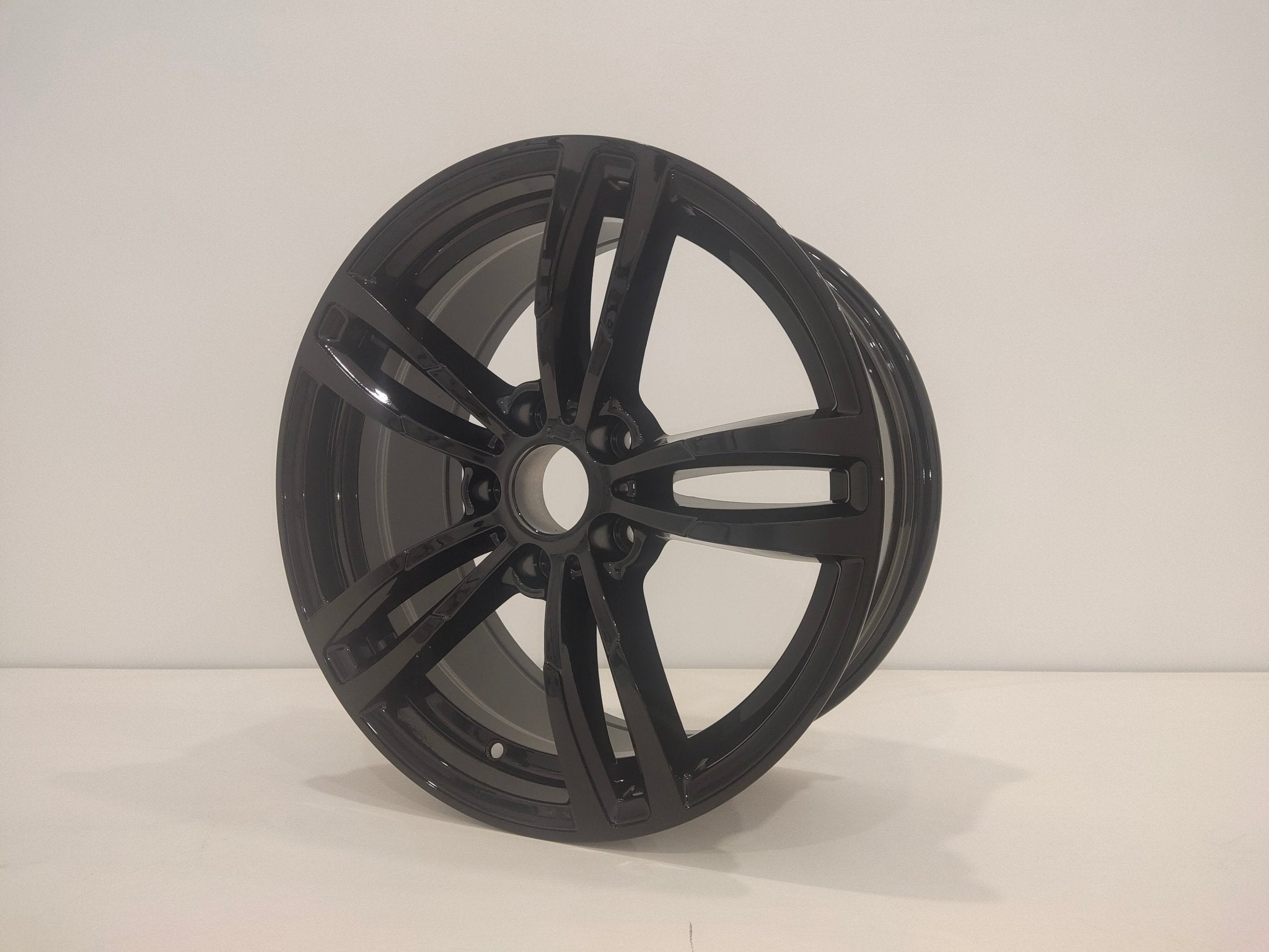 W1121 Gloss Black 17x8.0 ET35 5x120 CB72.56