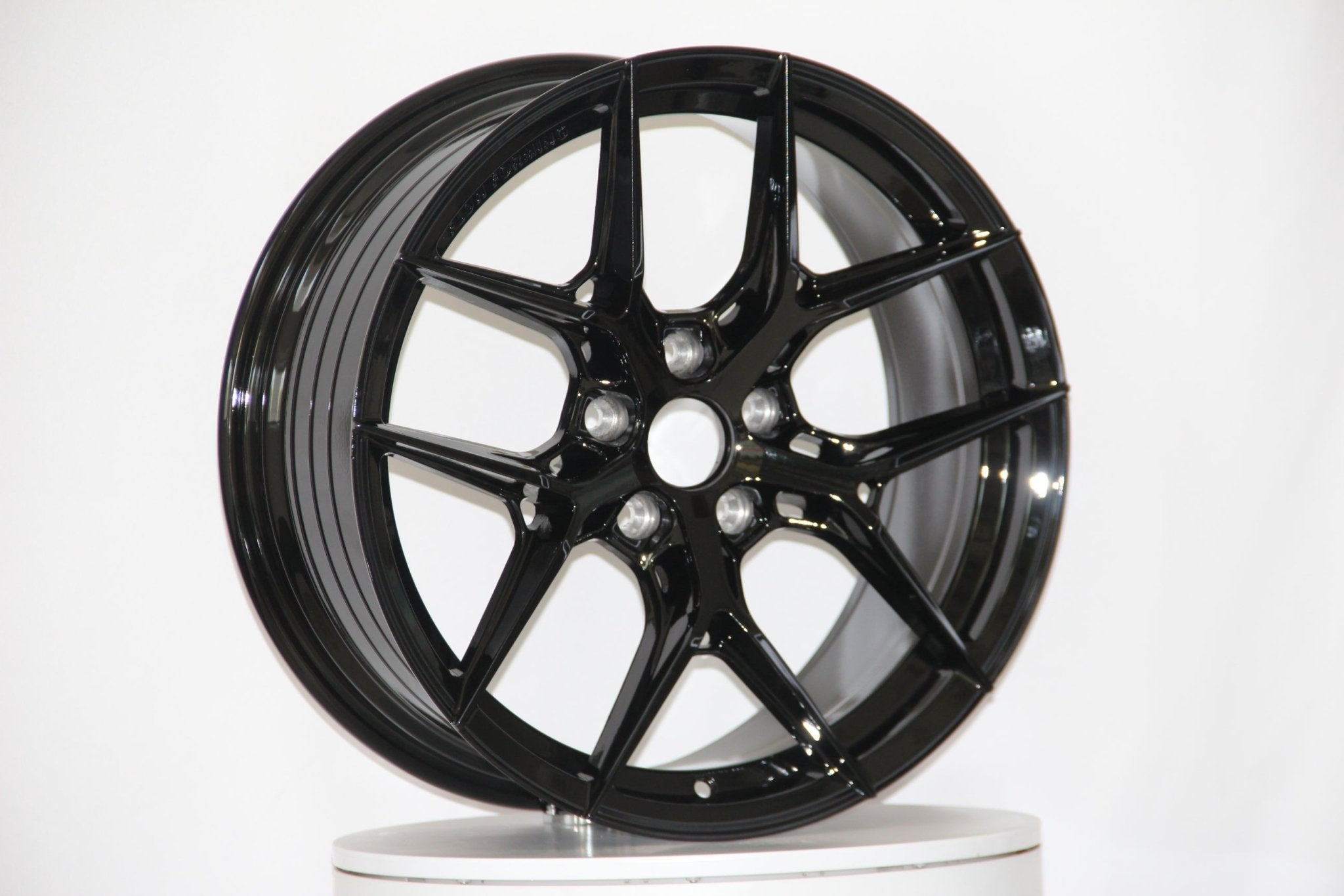 W1500 1696 Gloss Black 20x10.0 Et35 5x114.3 CB73.1