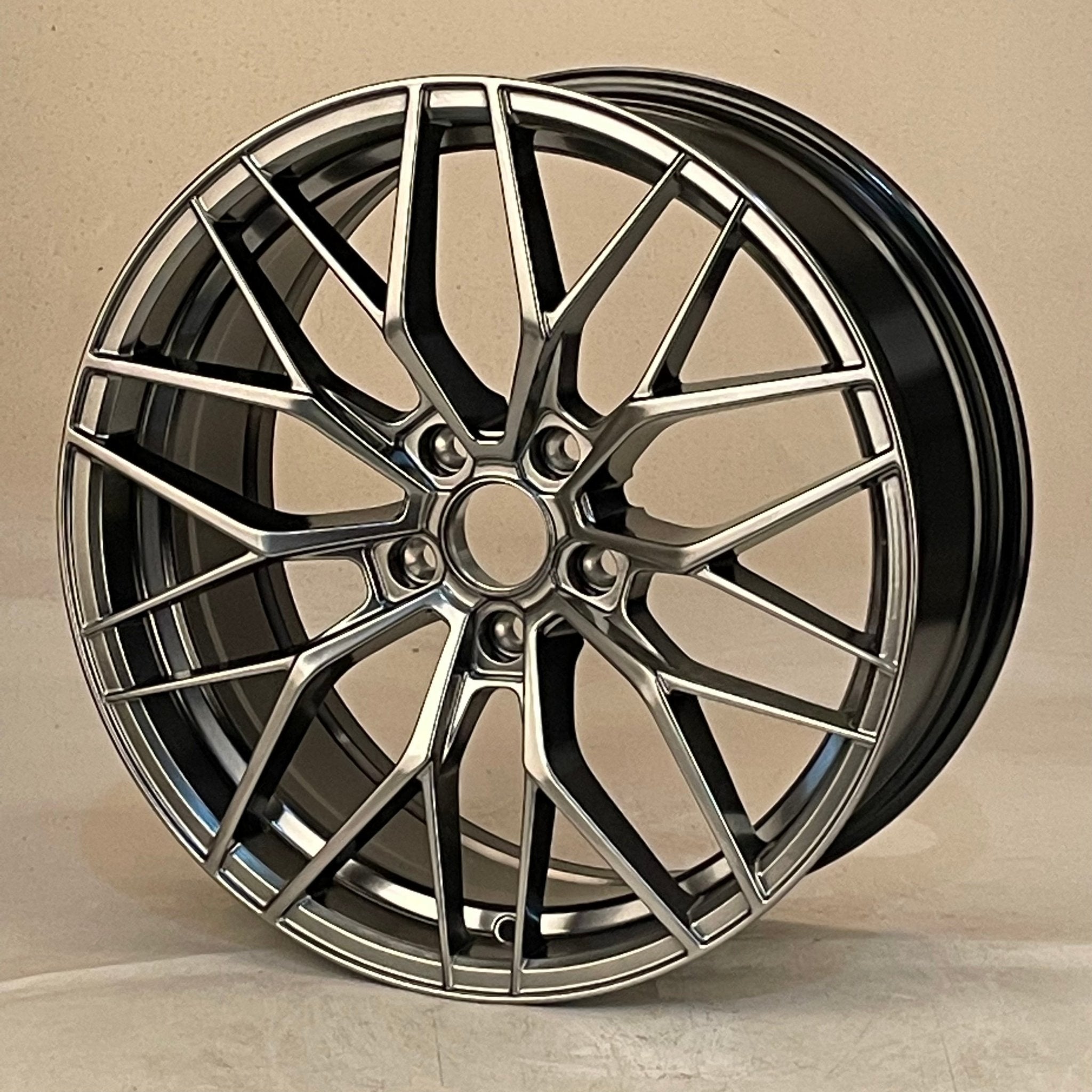 W1513 XH689 Hyper Black 18x8.0 ET35 5x114.3 CB73.1