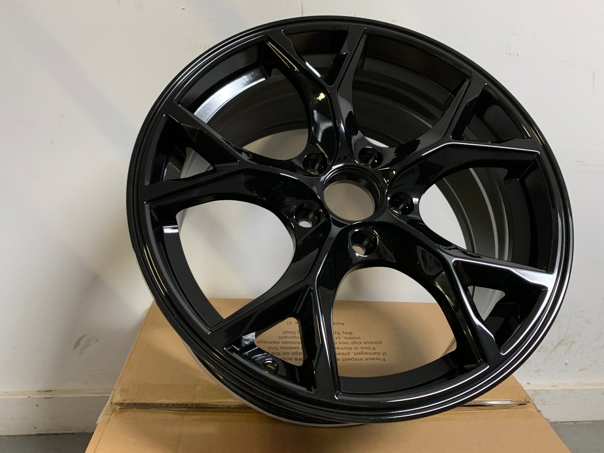 W313 Gloss Black 17x7.5 Et42 5x114.3 CB64.1