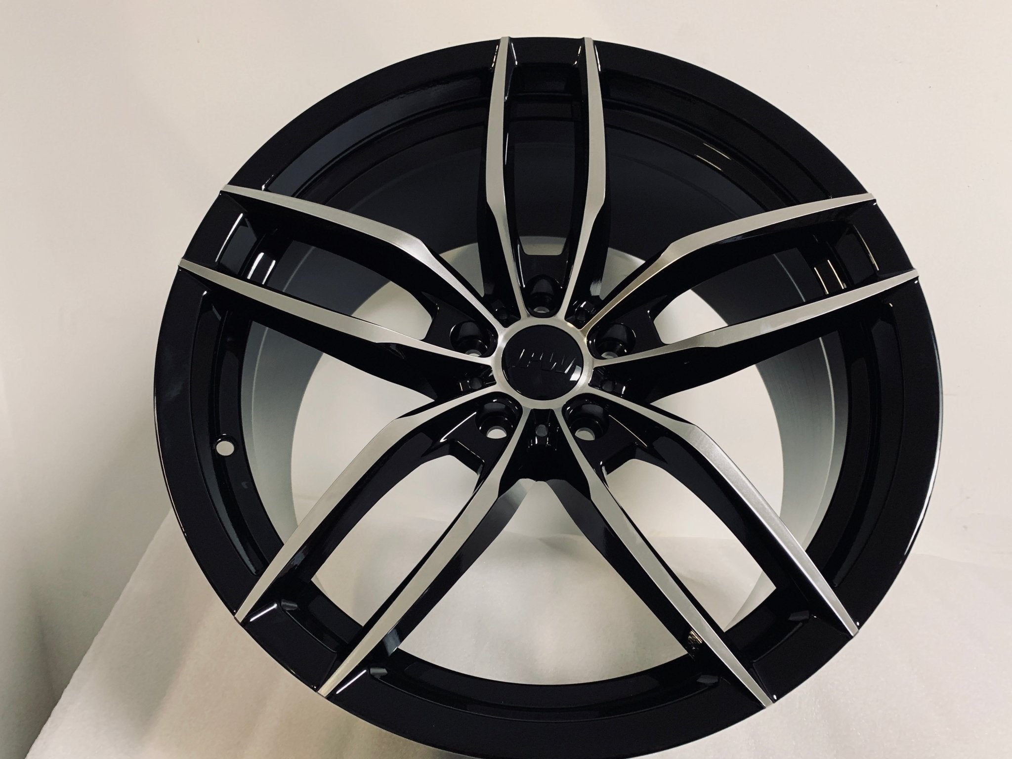 W524 1407 Black Machined Face 19x8.5 Et35 5x114.3 CB73.1