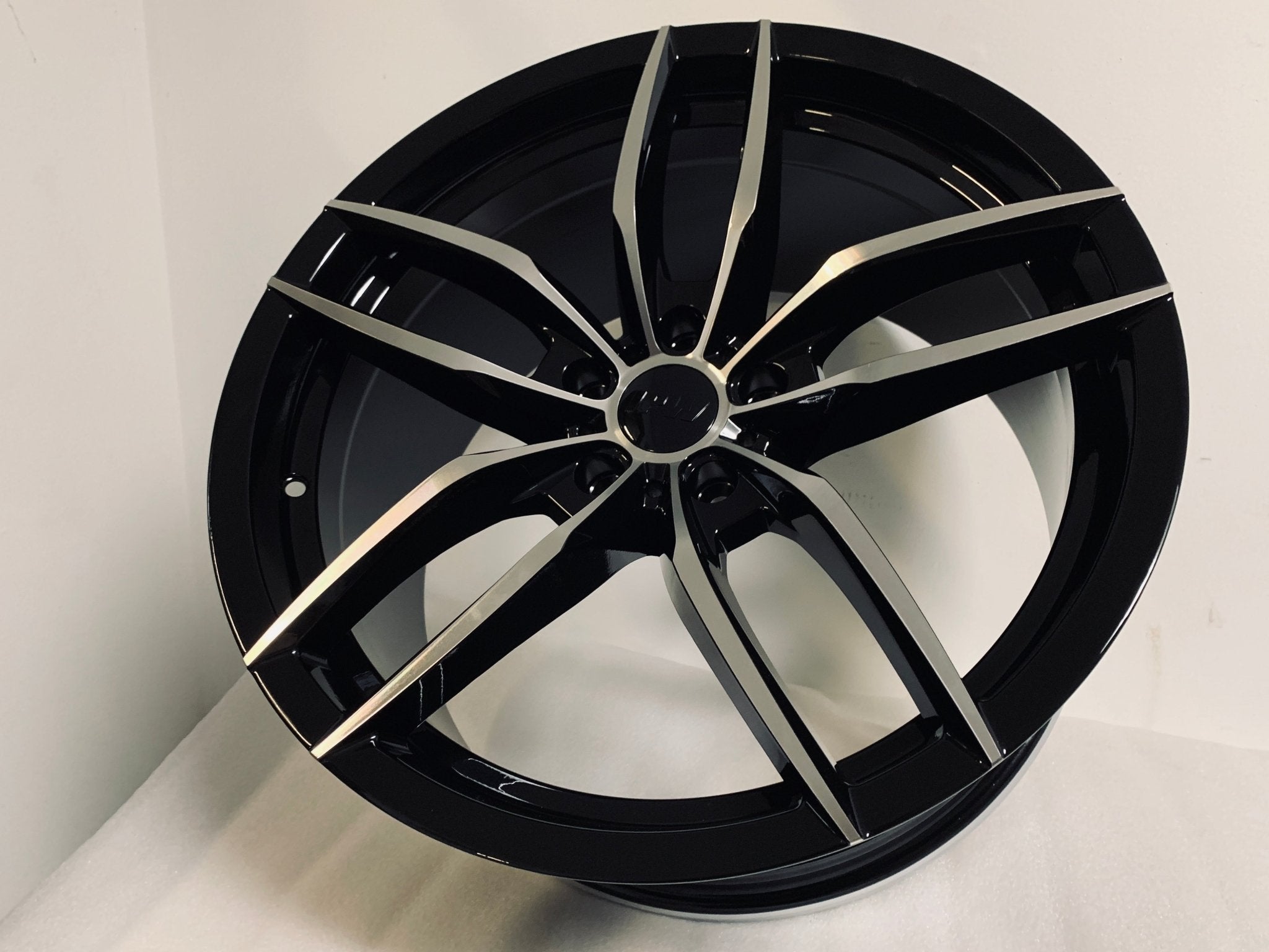 W524 1407 Black Machined Face 19x8.5 Et35 5x114.3 CB73.1