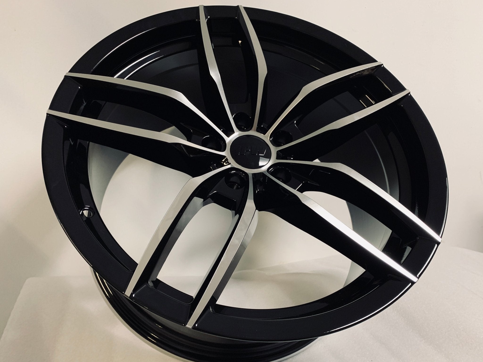 W524 D1407 20x8.5 Black Machined Face 20x8.5 Et35 5x114.3 CB73.1
