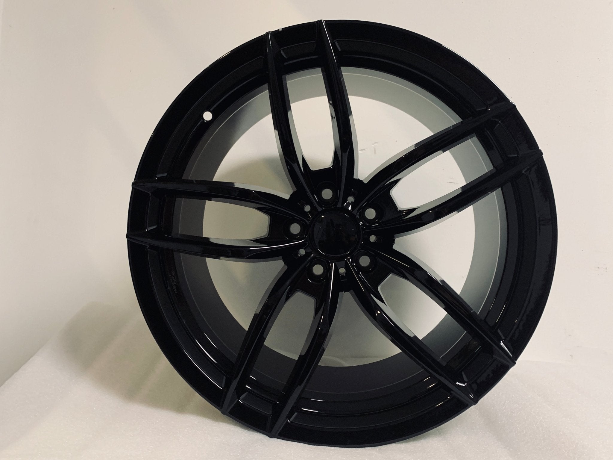 W524 1407 Gloss Black 19x8.5 Et35 5x120 CB72.56