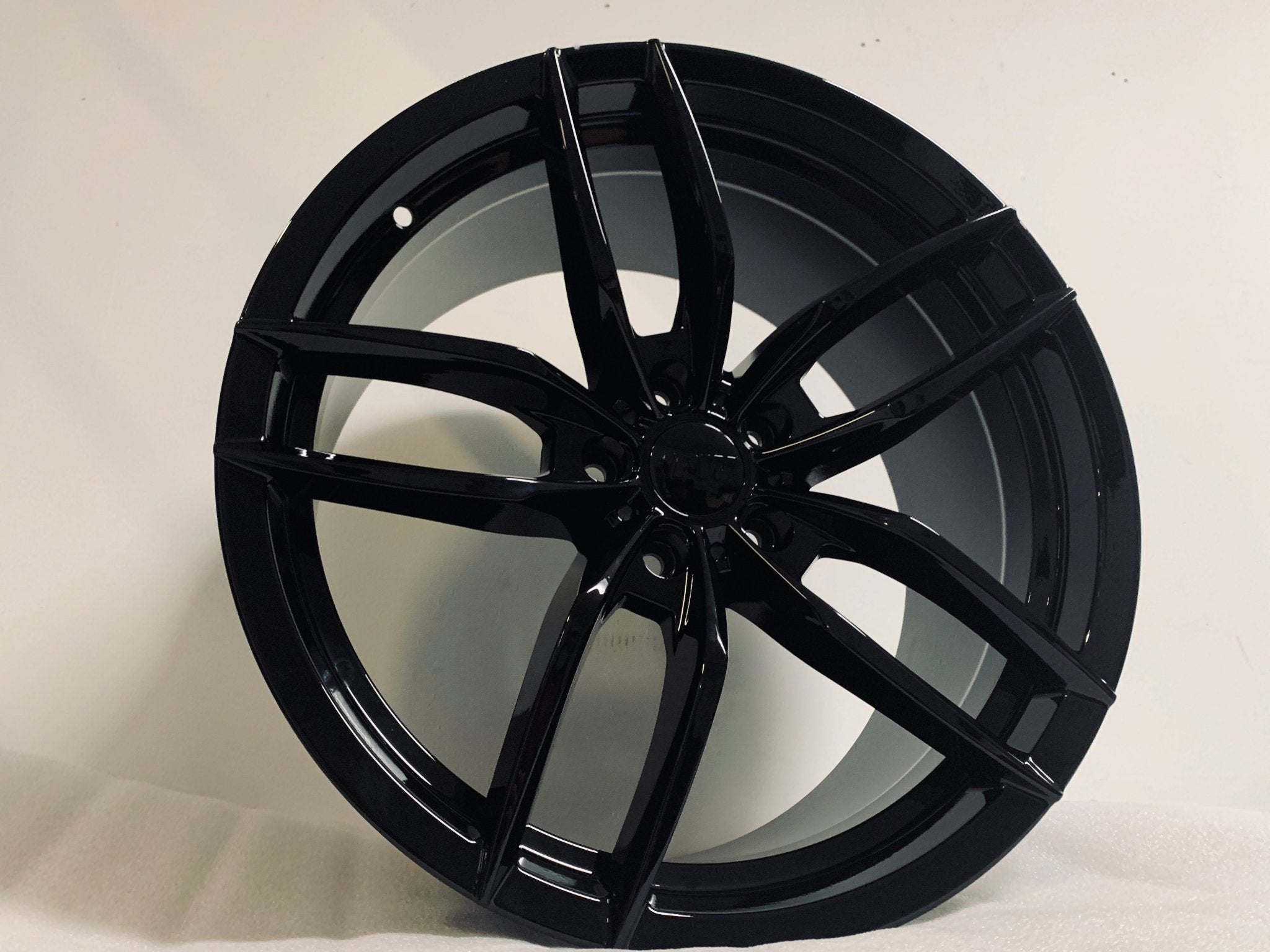 W524 D1407 20x9.5 Gloss Black 20x8.5 Et35 5x114.3 CB73.1