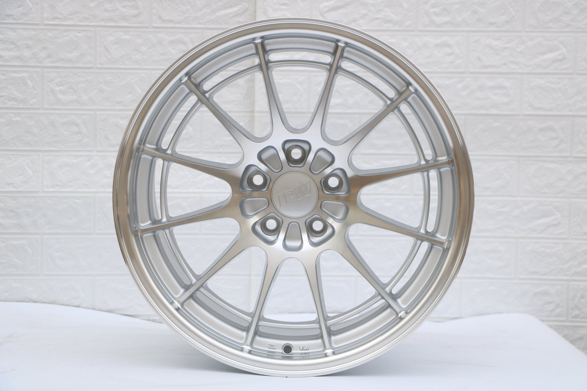 W569 XH064 Silver Machined Face 18x8.5 ET35 5x114.3 CB73.1