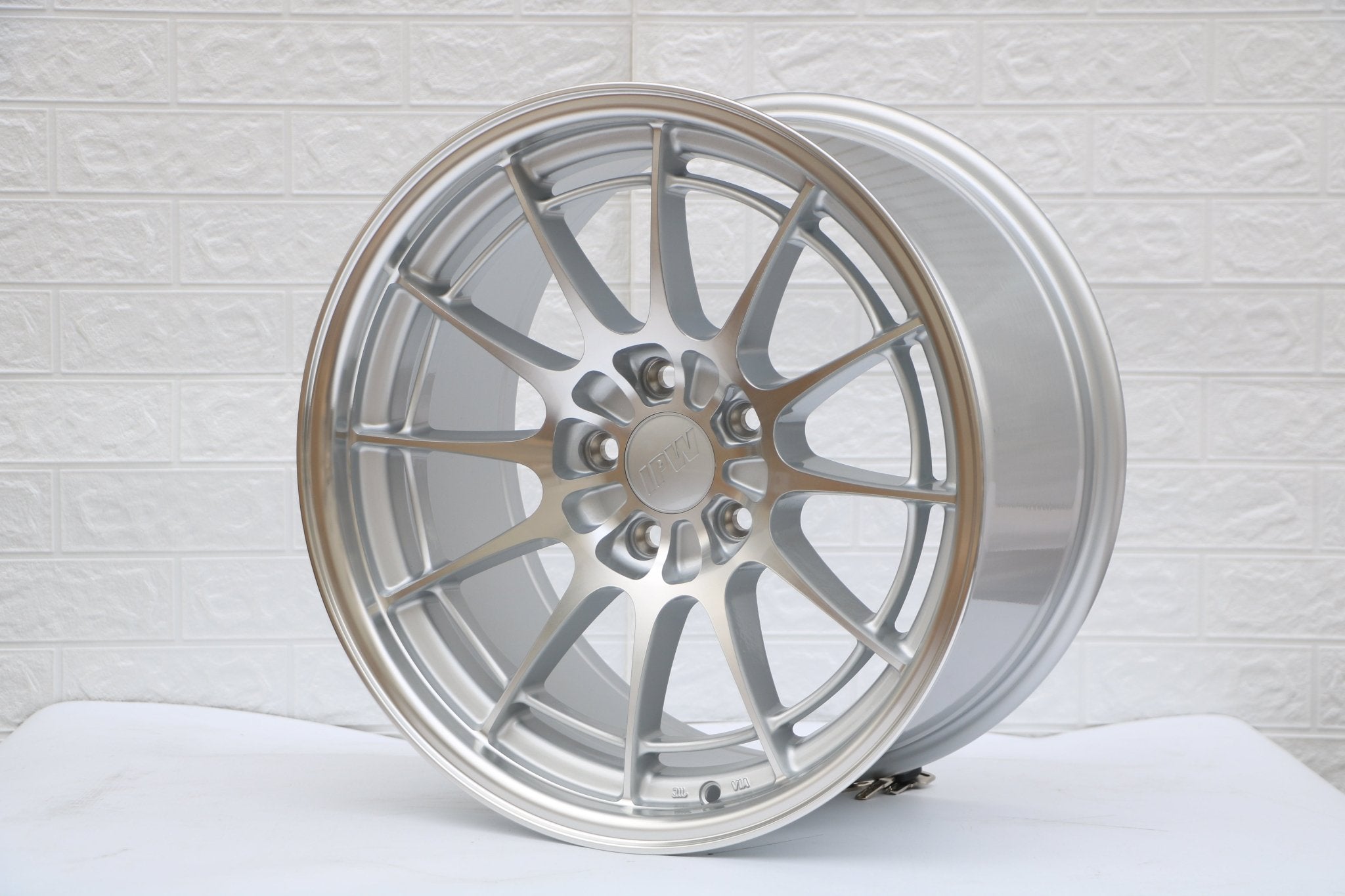 W569 XH064 Silver Machined Face 18x8.5 ET35 5x114.3 CB73.1