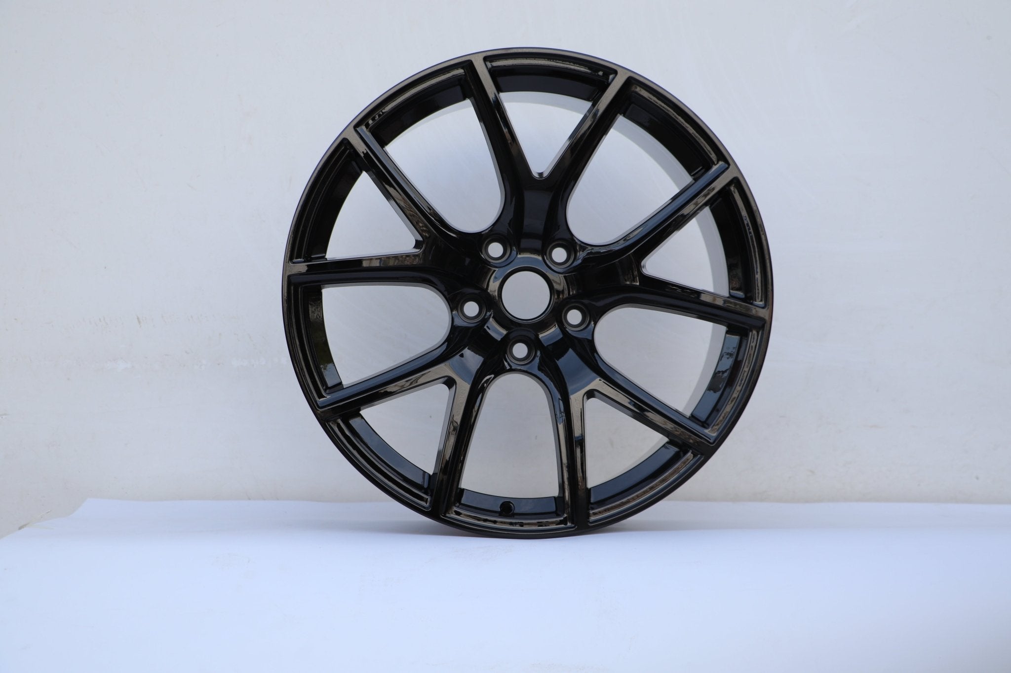 W571 1317 Gloss Black 22x9.0 ET28 CB71.5 5x127