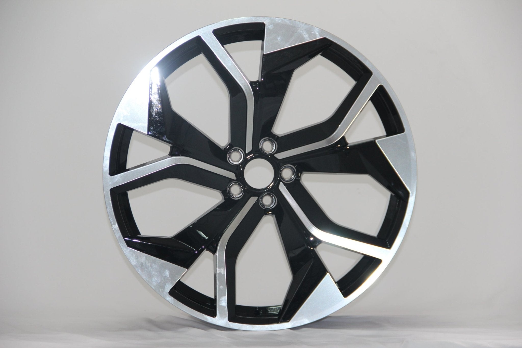 W616 6109 Black Machine Face 22x9.5 ET25 CB66.45 5x112