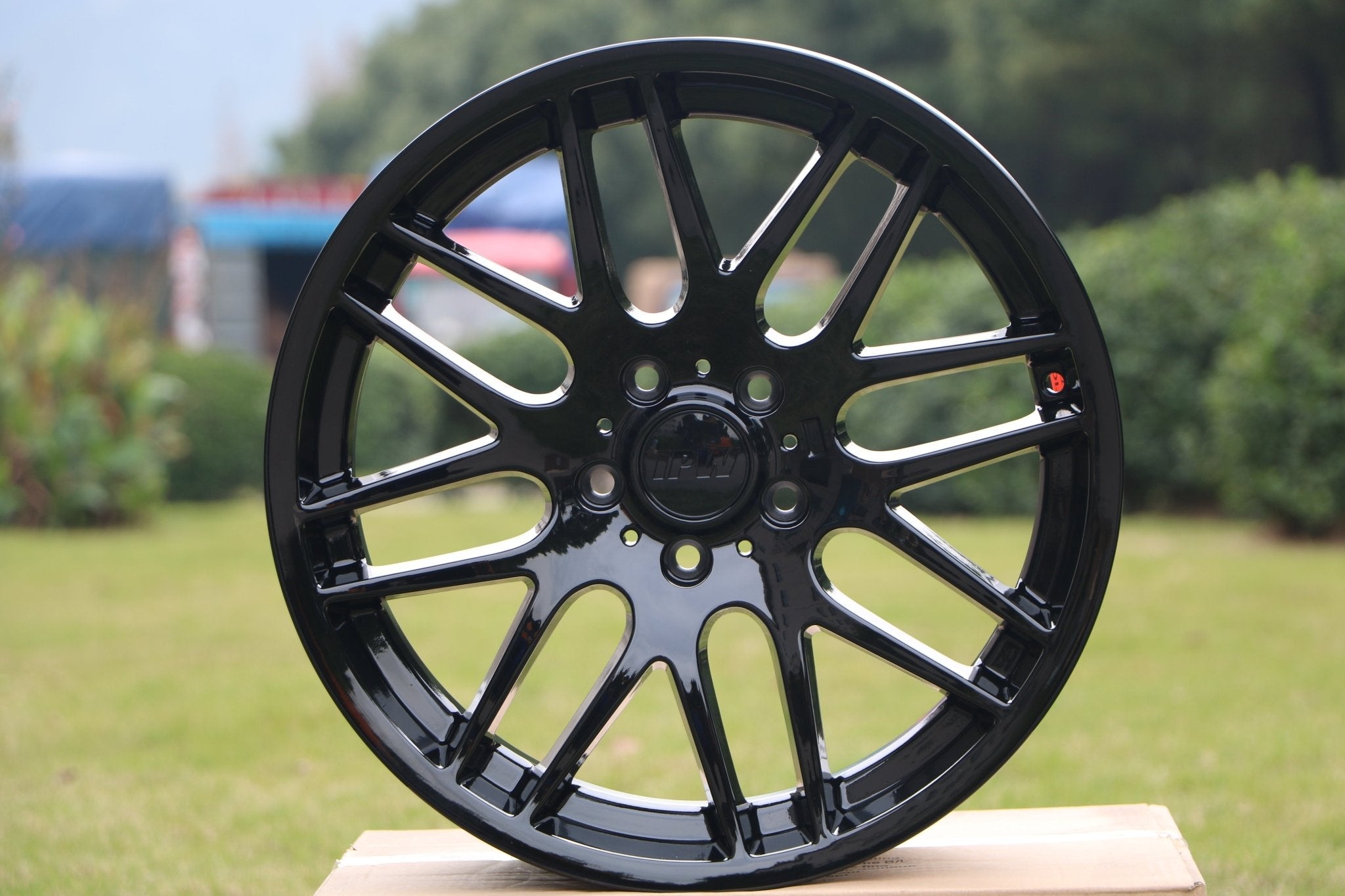 W703 Gloss Black 18x9.0 ET35 5x120 CB72.56
