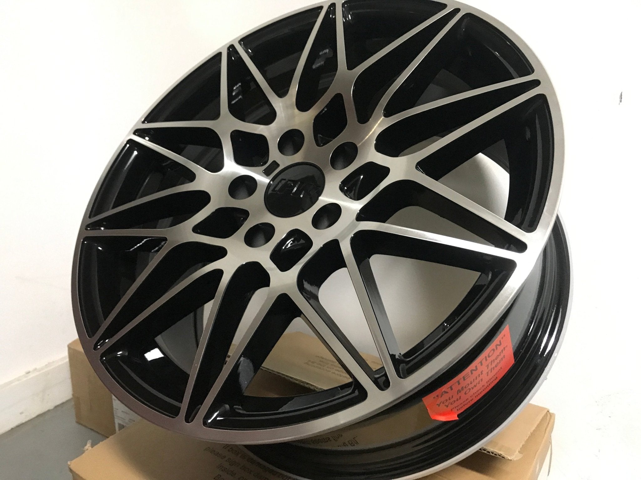 W709 1147 Black Machined Face 18x8.0 ET35 5x120 CB72.5
