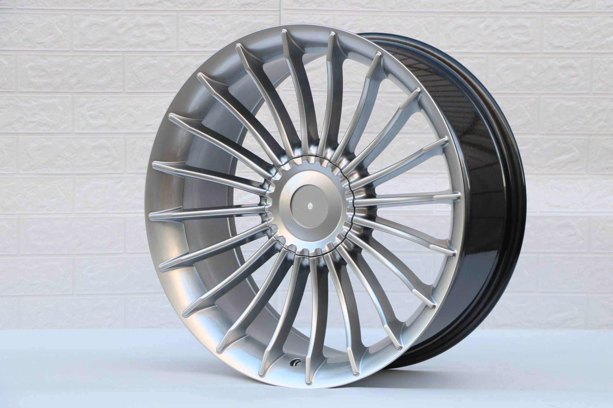 W724 Hyper Silver 20x9.5 ET20 CB72.6 5x112/120