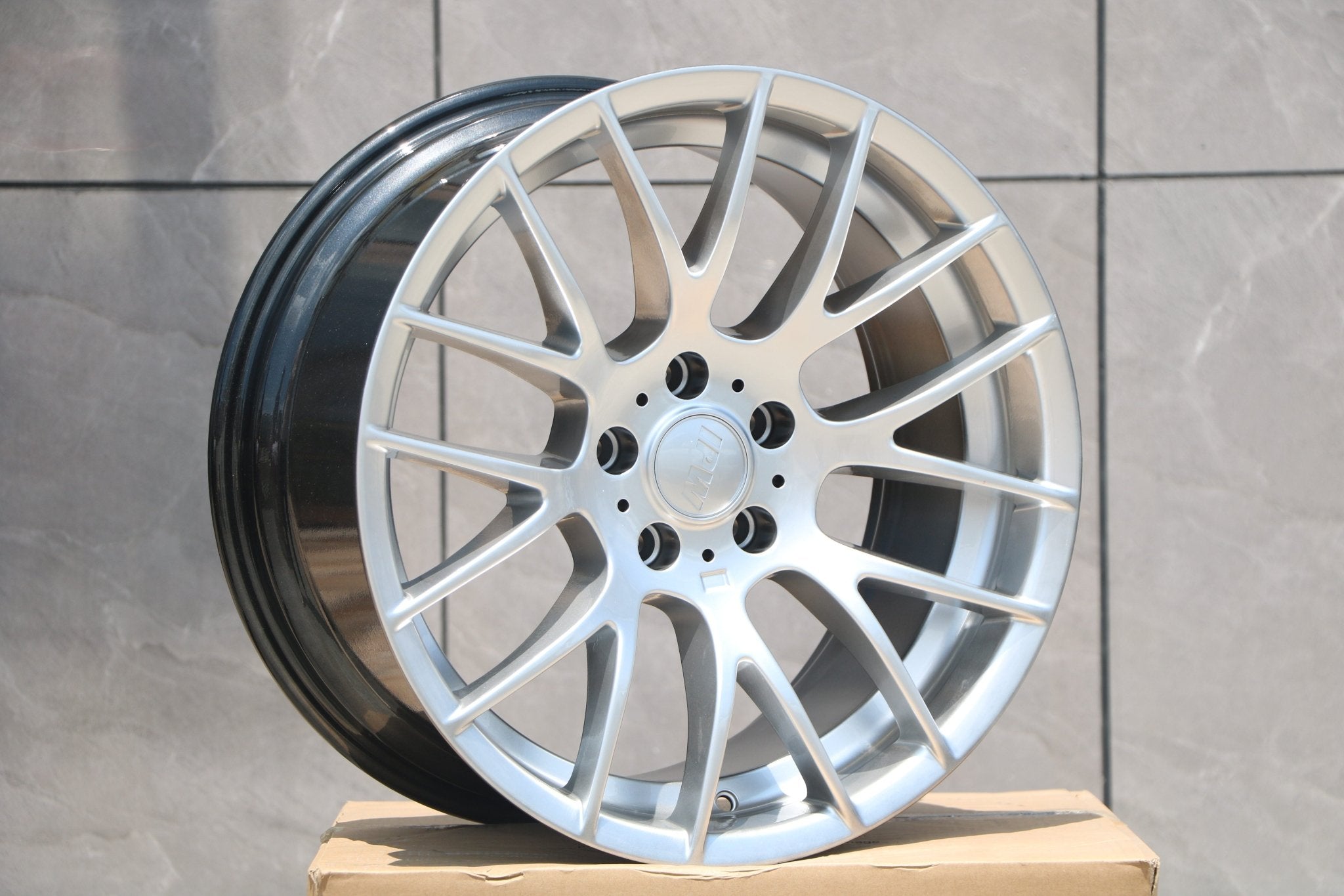 W725 Hyper Silver 18*9.0 ET35 5*120 CB72.56