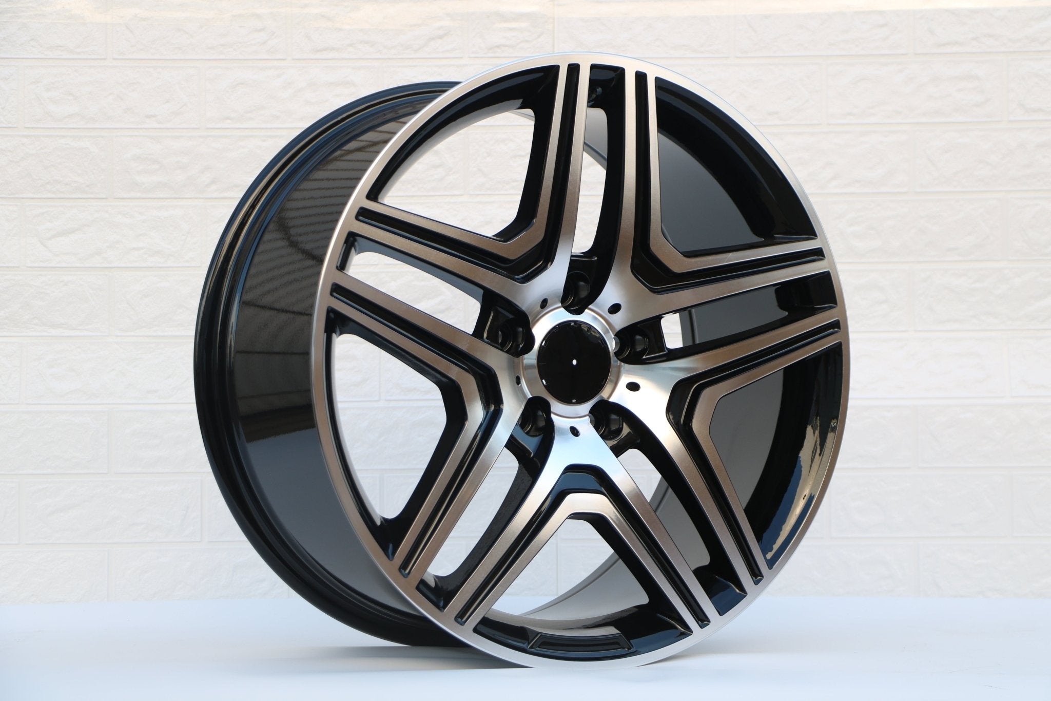 W824 157 Black Machined Face 22x10 ET48 5x112 CB66.6