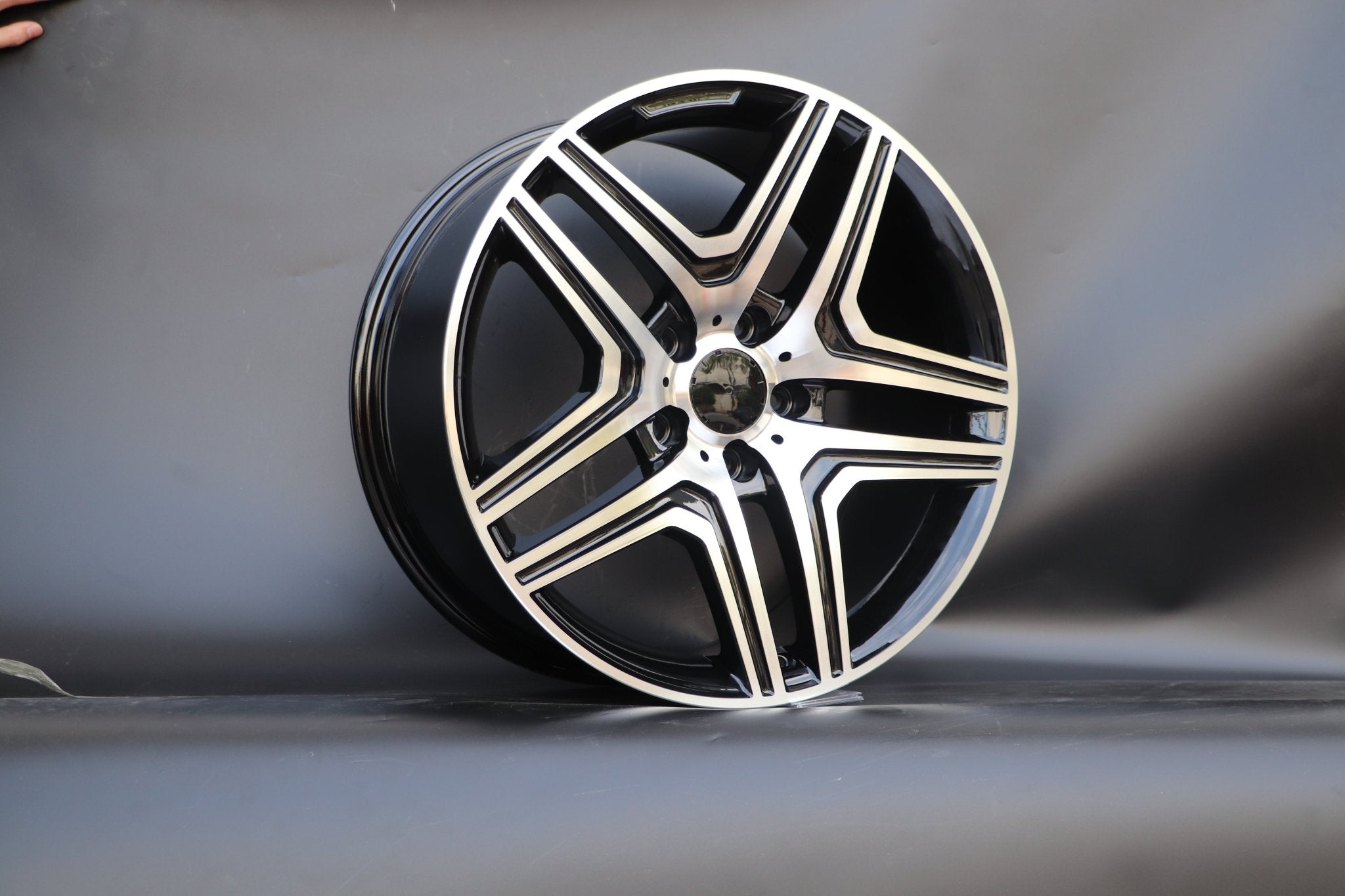 W824 157 Black Machined Face 22x10.0 ET45 5x130 CB84.1