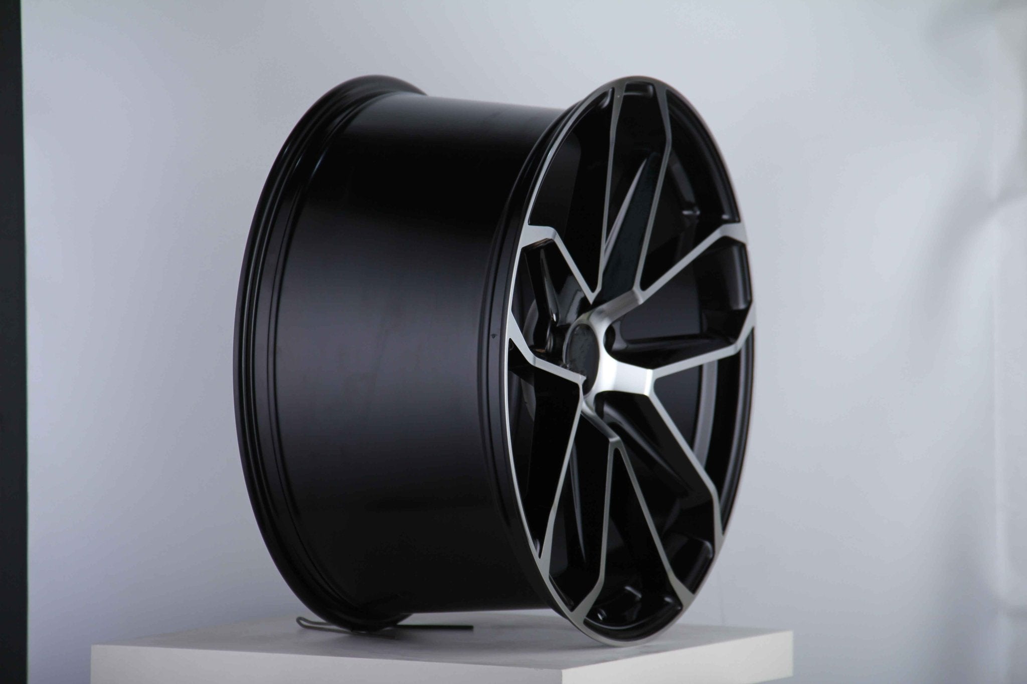 W861 D1869 Black Machine Face 22x10 ET45 5x130 CB71.5
