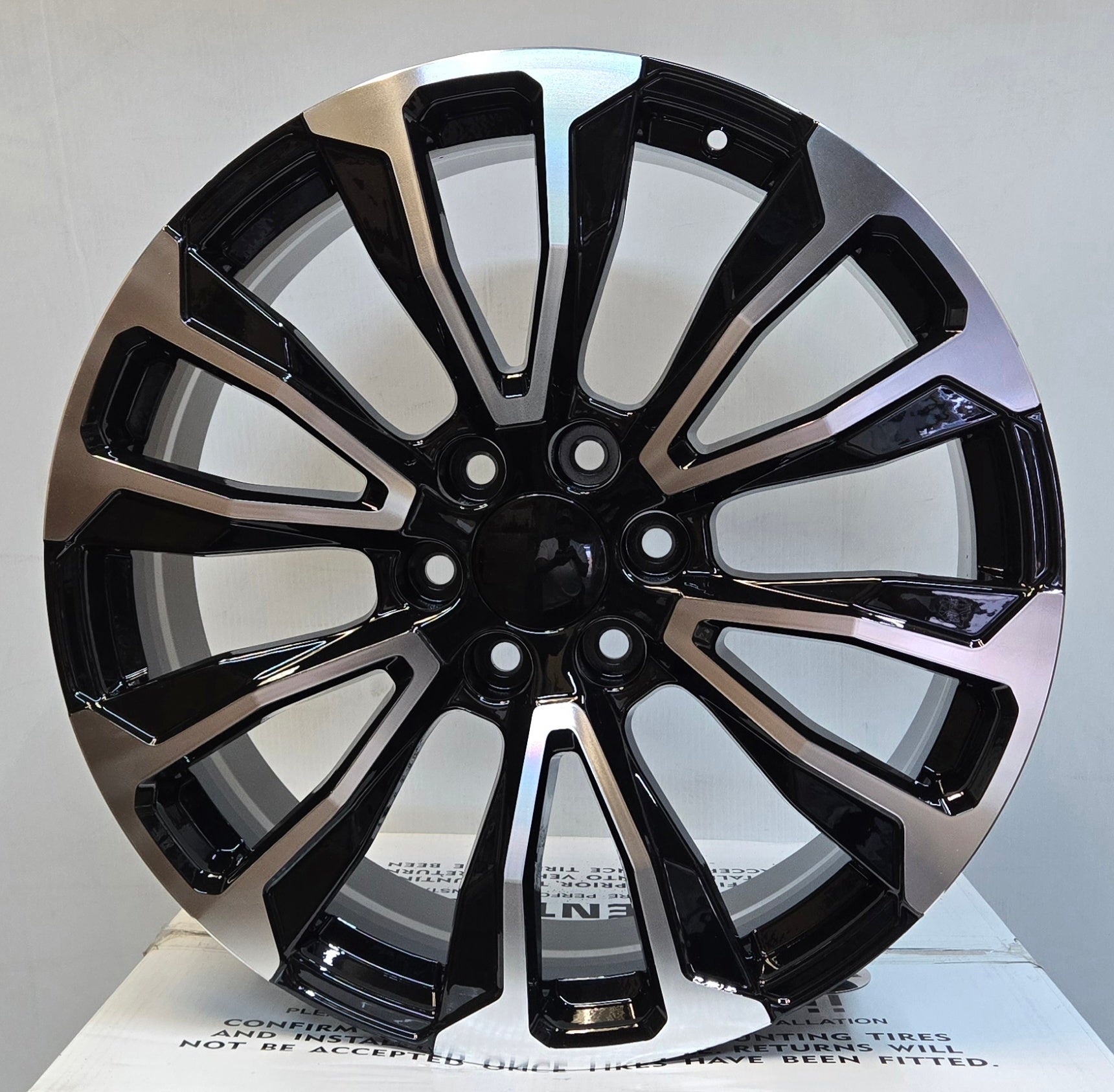 H678 6 V-SPOKE 24x10 6x139.7 GLOSS BLACK MACHINED FACE