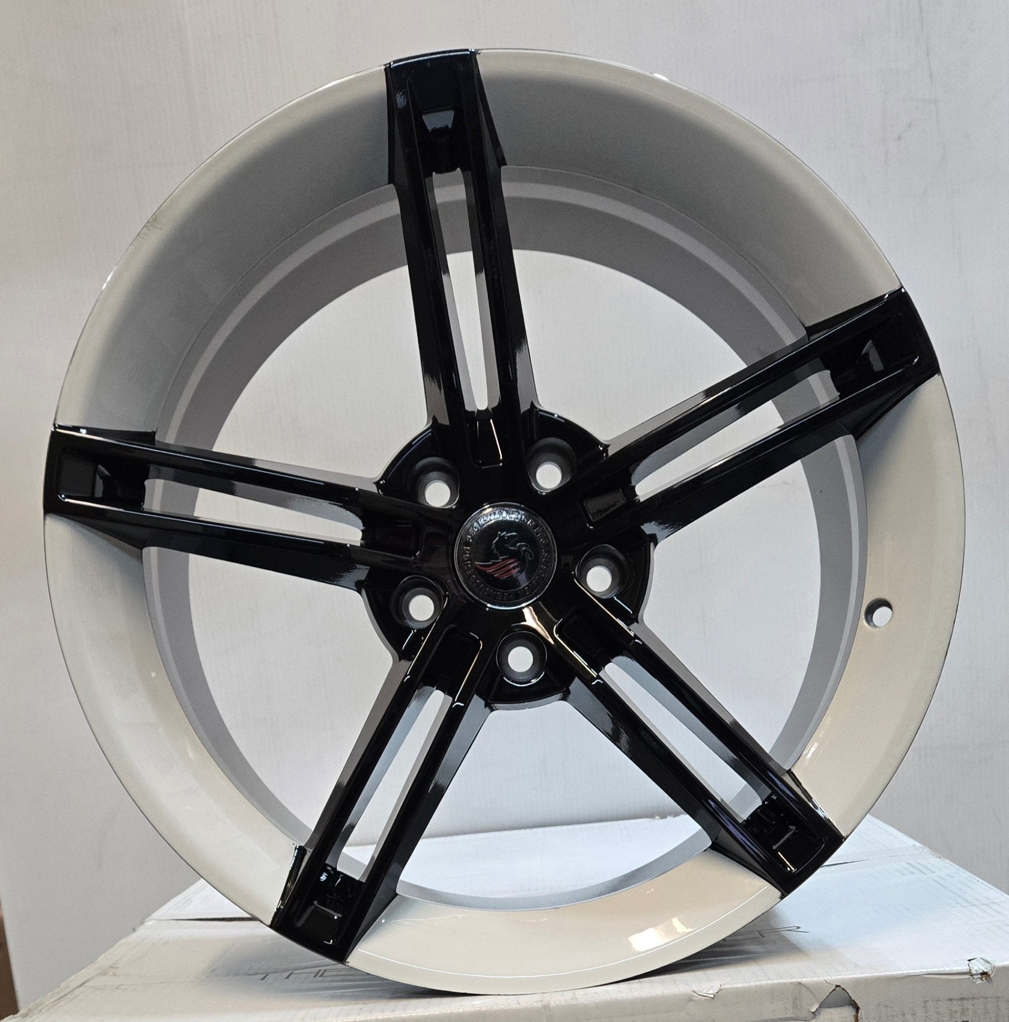 HF5186 18X8.5 5X114.3 GLOSSY WHITE PIANO BLACK SPOKES