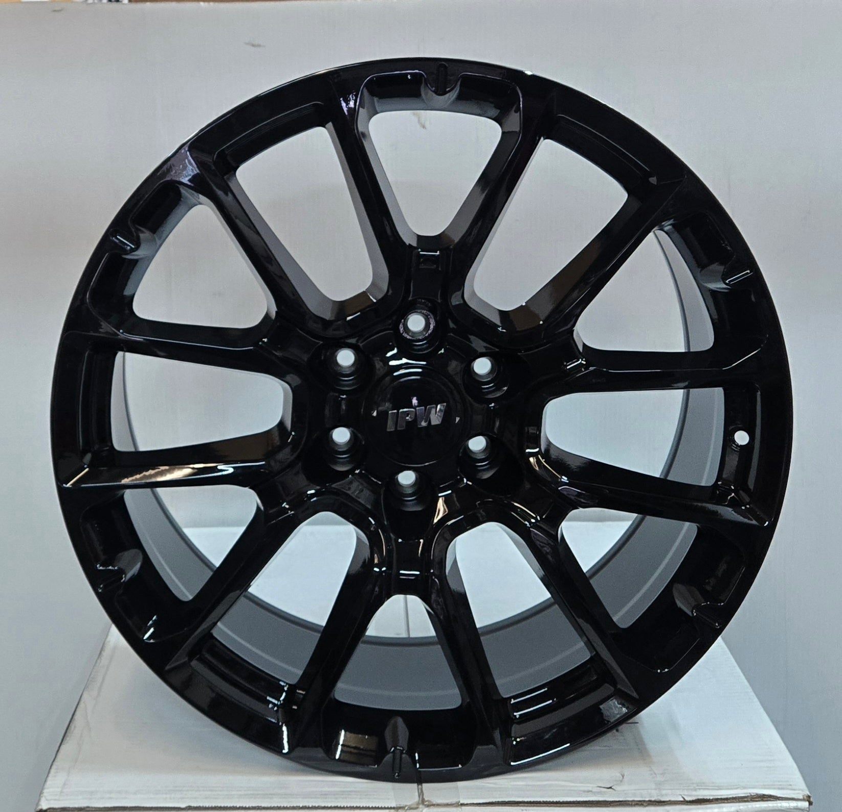 W564 22X9.5 6X139.7 GLOSS BLACK
