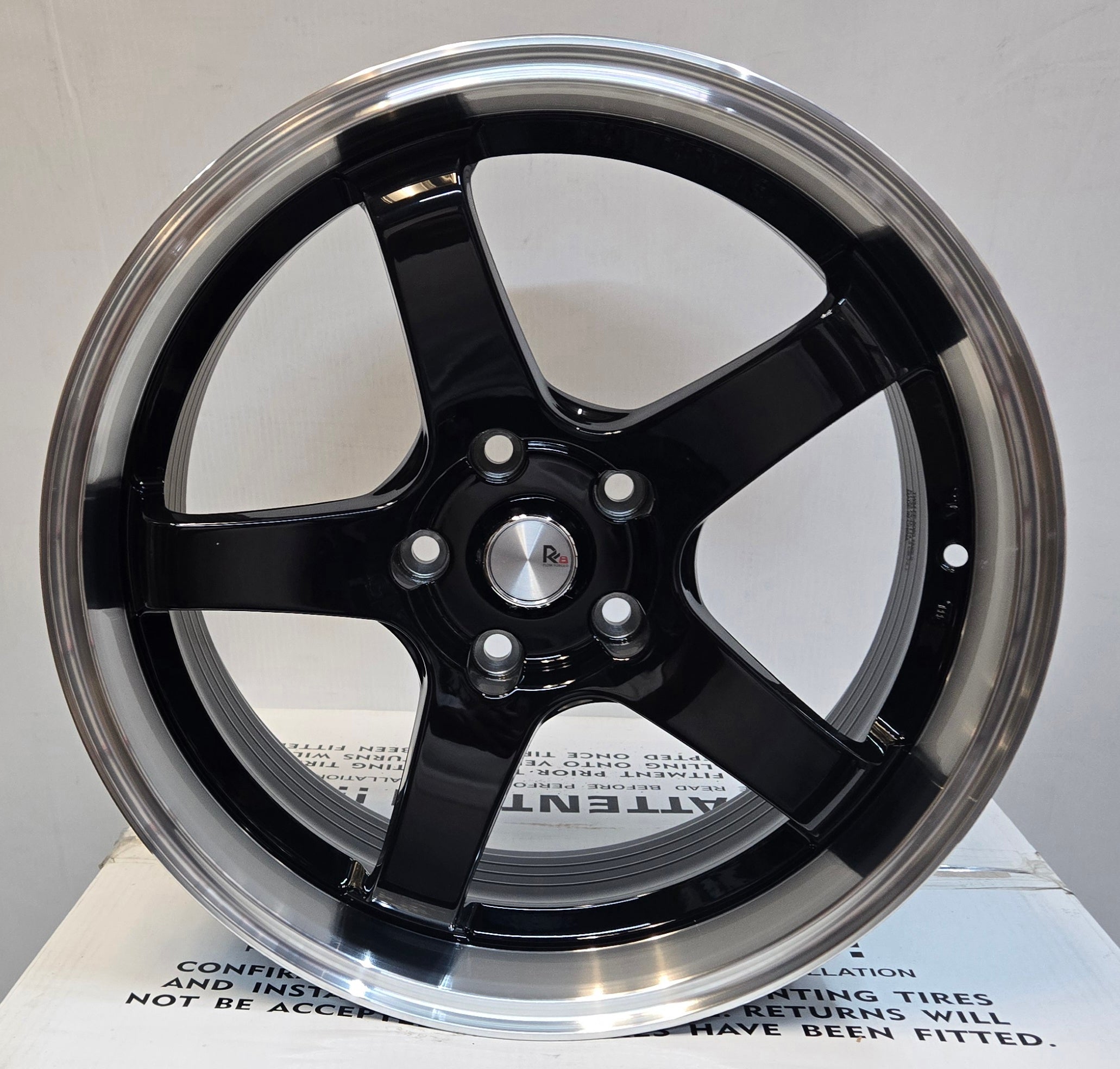 GWG RF5 18x8 5x114.3 GLOSS BLACK MACHINED LIP